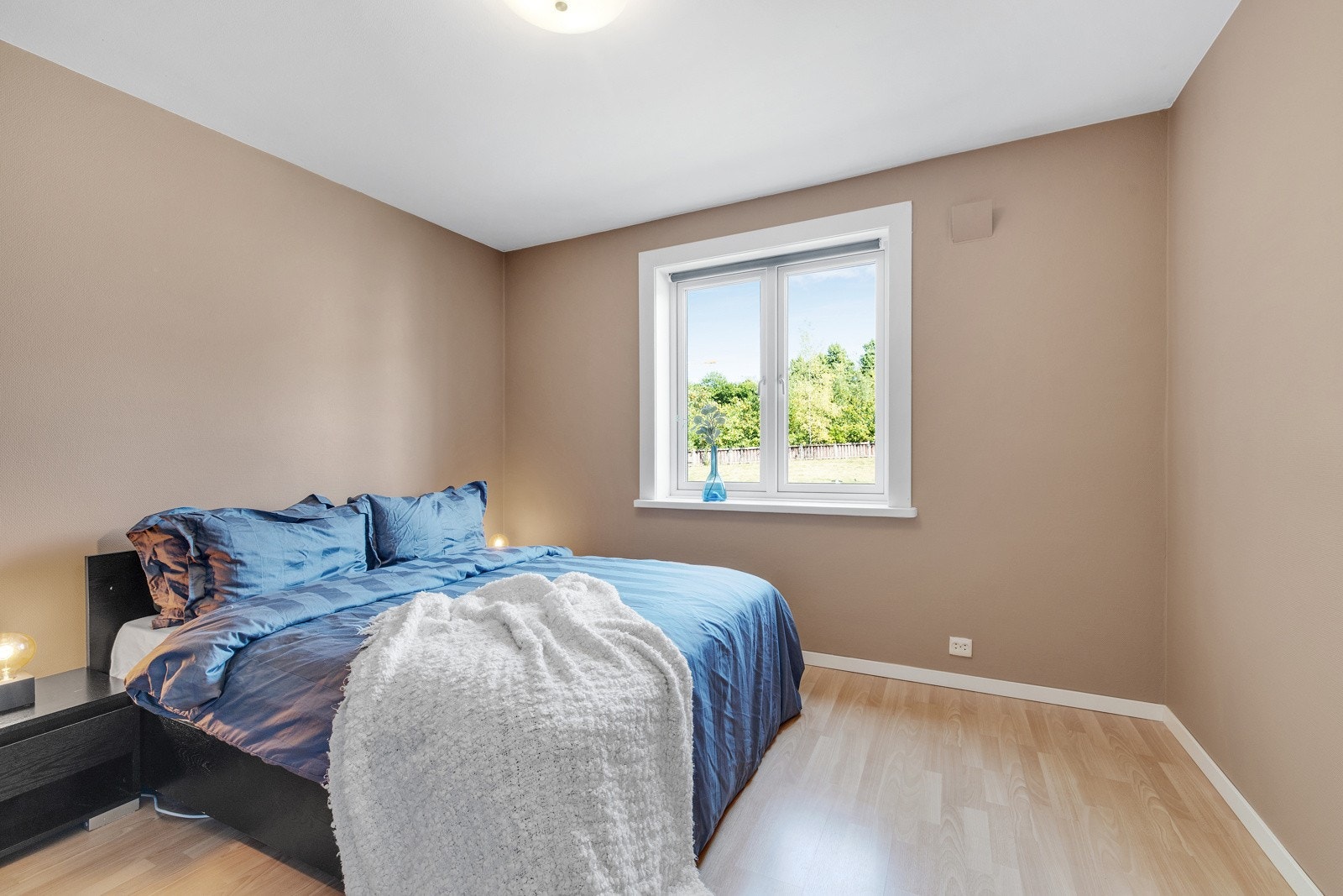 Særdeles romslig soverom Galleribilde