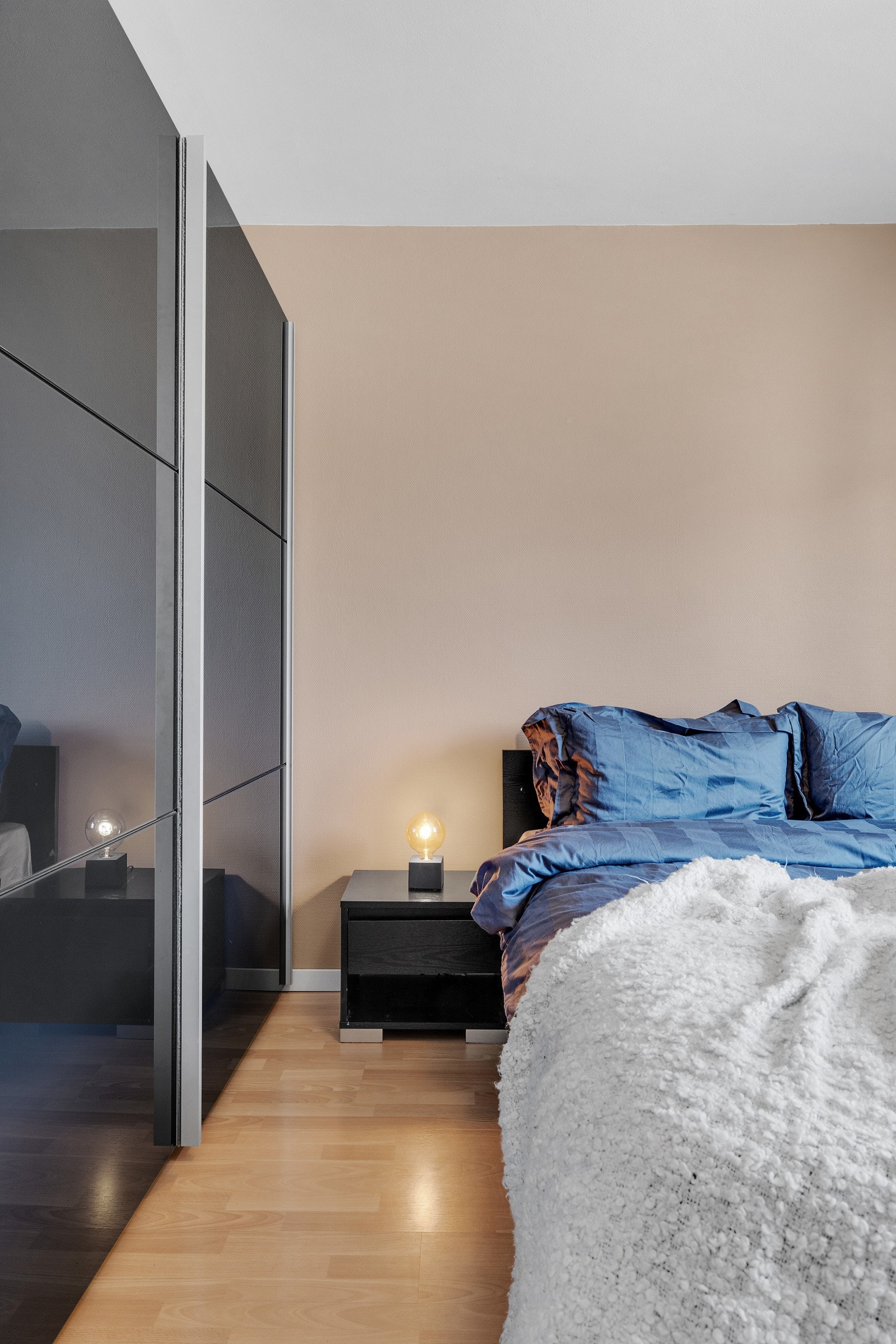 Praktisk skyvedørsgarderobe på soverommet følger med i handelen Galleribilde