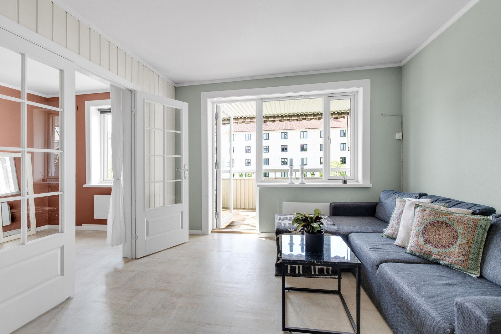 Romslig stue med flere gode møbleringsmuligheter Galleribilde