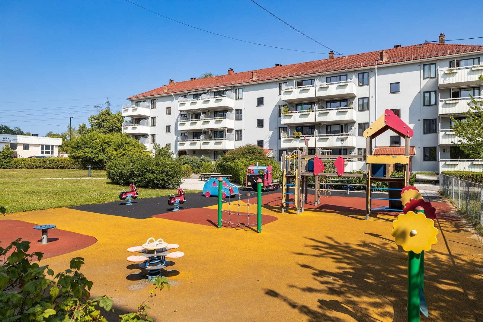 Flere flotte områder for beboerne med bl.a. sittebenker, opparbeidete grøntområder, lekeplass for de minste m.m. Galleribilde