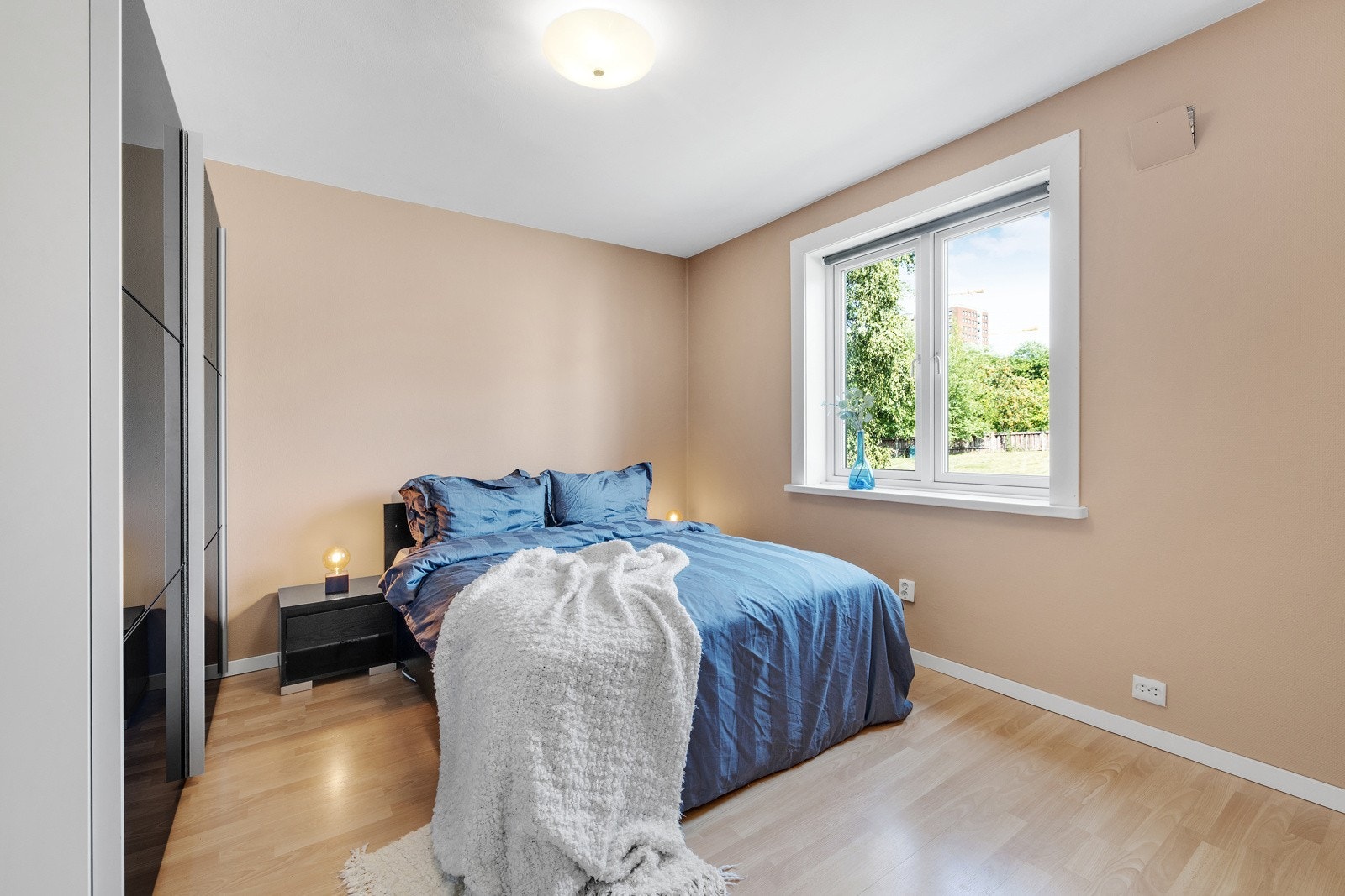 Hovedsoverommet er særdeles romslig med god plass til dobbeltseng, nattbord, og garderobe Galleribilde