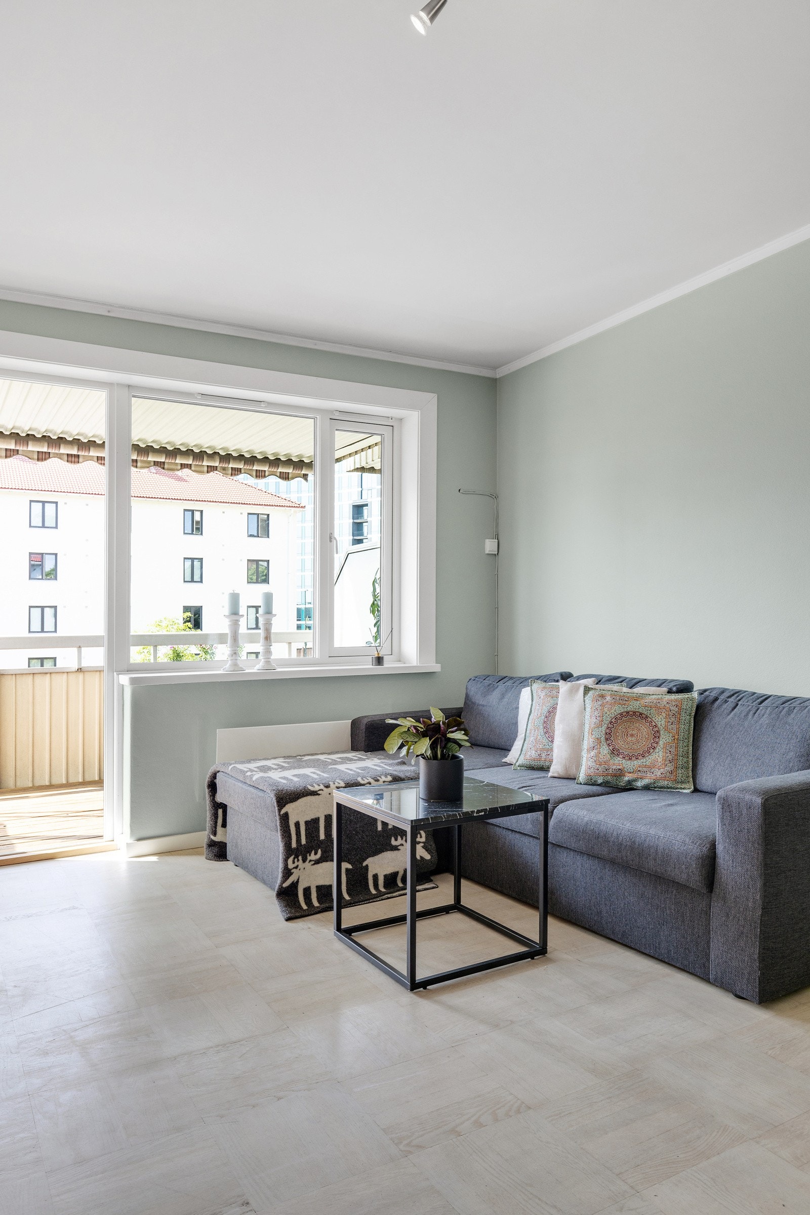 Store vindusflater i rommet gir rikelig med natulig lys inn i boligen Galleribilde