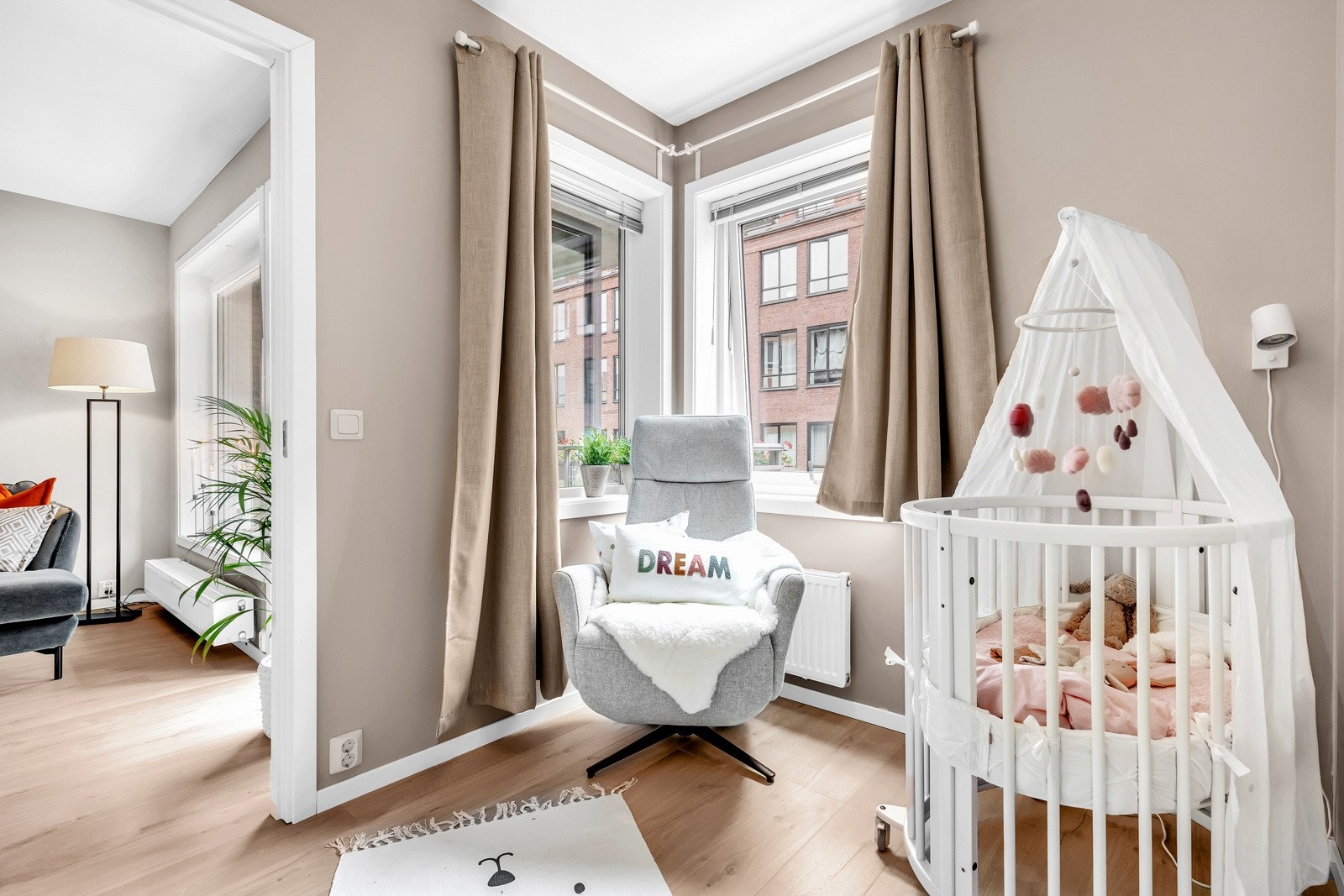 Soverom II ligger i tilknytning til stuen og blir i dag brukt som barnerom. Galleribilde