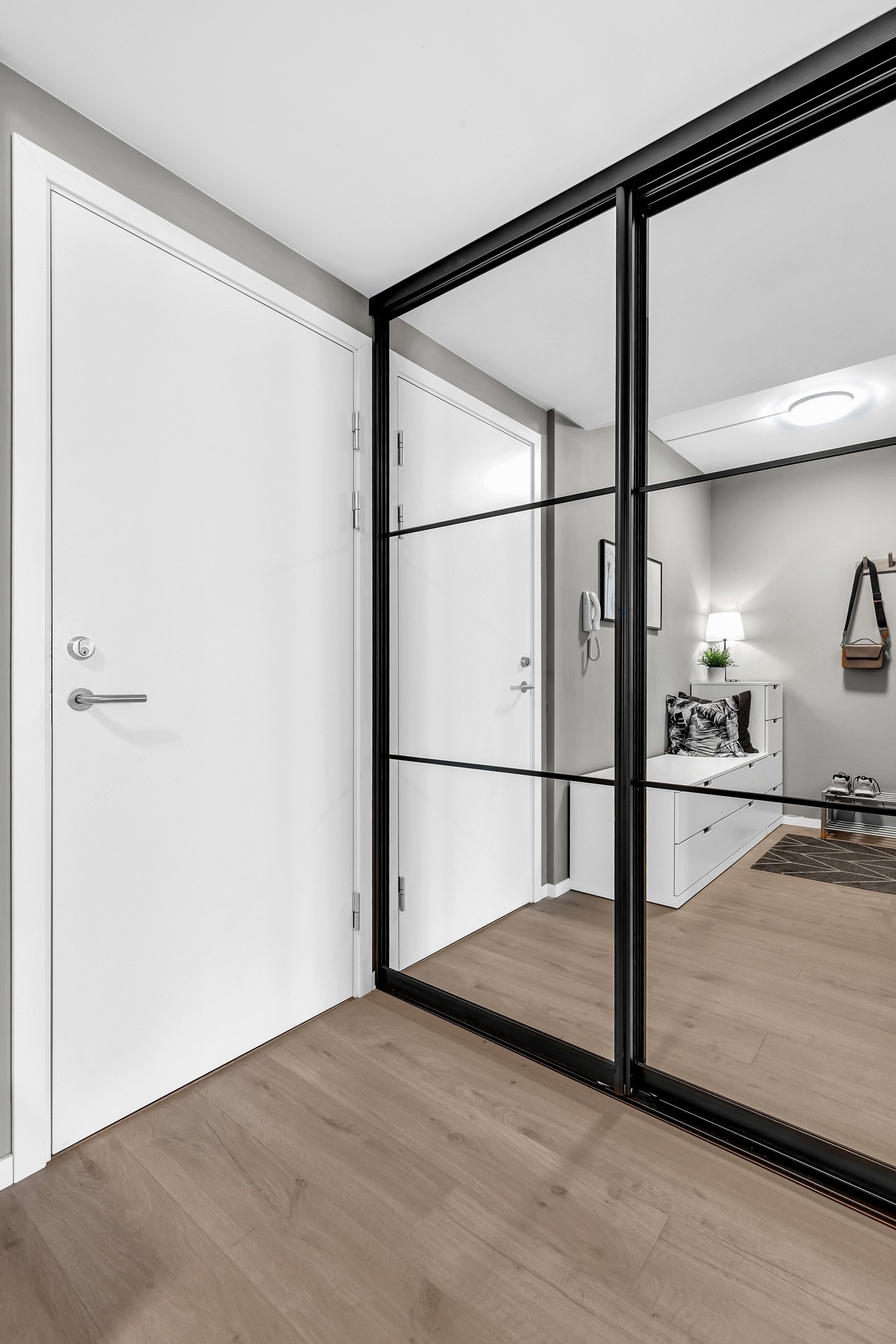 Stort garderobeskap med speildører i entréen. Galleribilde