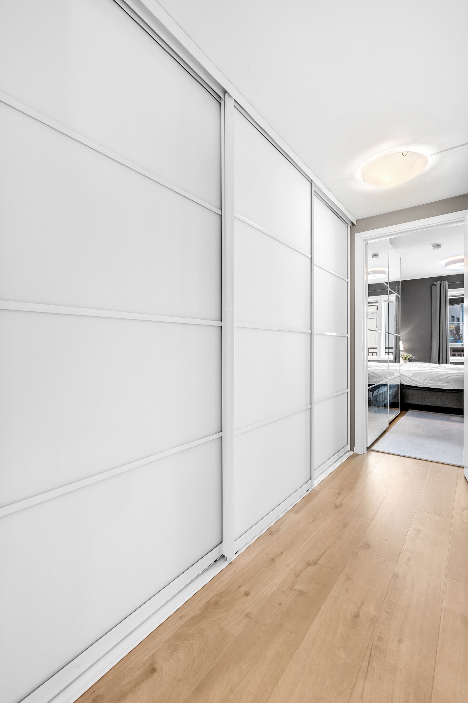 Godt med oppbevaringsplass i skyvedørsgarderoben mellom kjøkken og soverom. Galleribilde