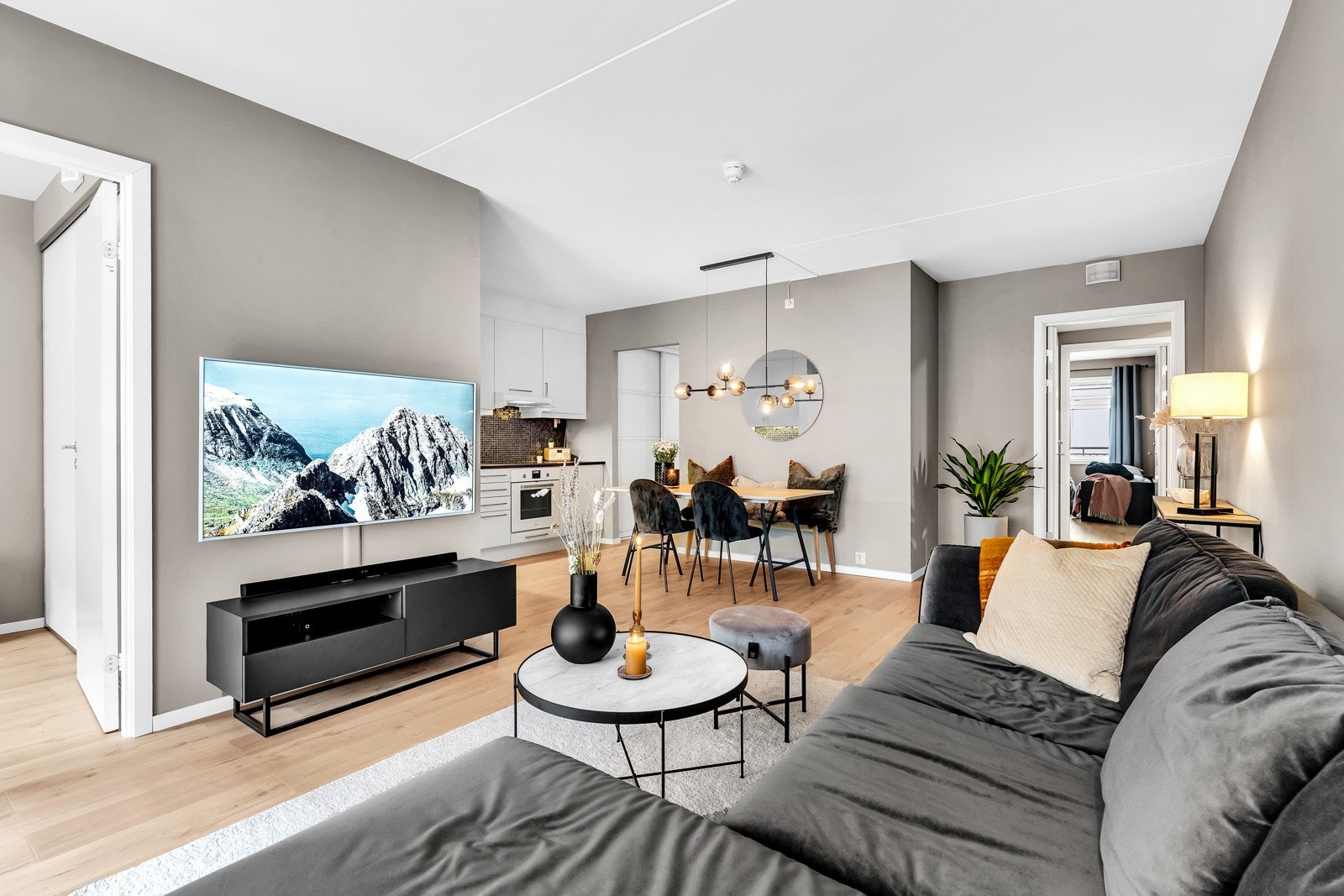 Stor og innbydene stue med god plass til stor sofagruppe og spisebord som rommer mange gjester. Galleribilde