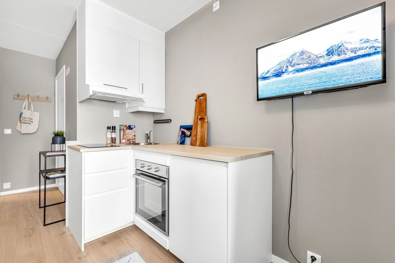 Nytt kjøkken fra 2020 med ovn og kokeplate (induksjonstopp) samt god plass til oppbevaring. Galleribilde