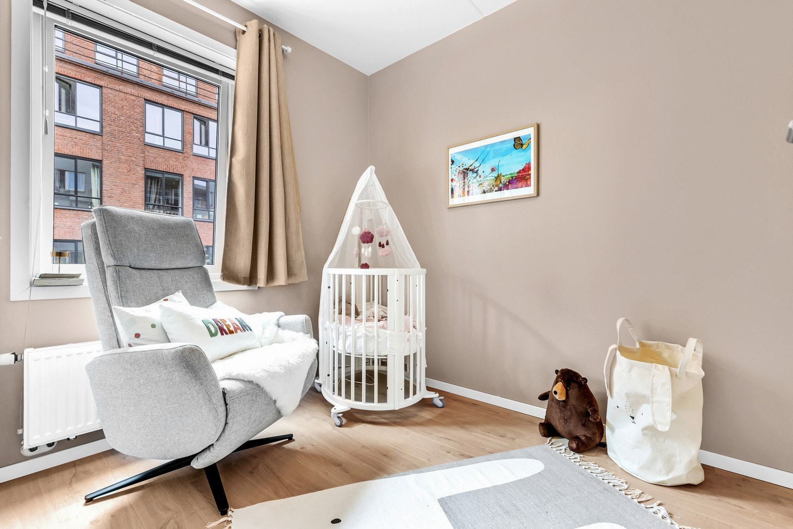 Godt med lysinnslipp og delikate fargevalg. Rommet kan fint brukes til hjemmekontor. Galleribilde