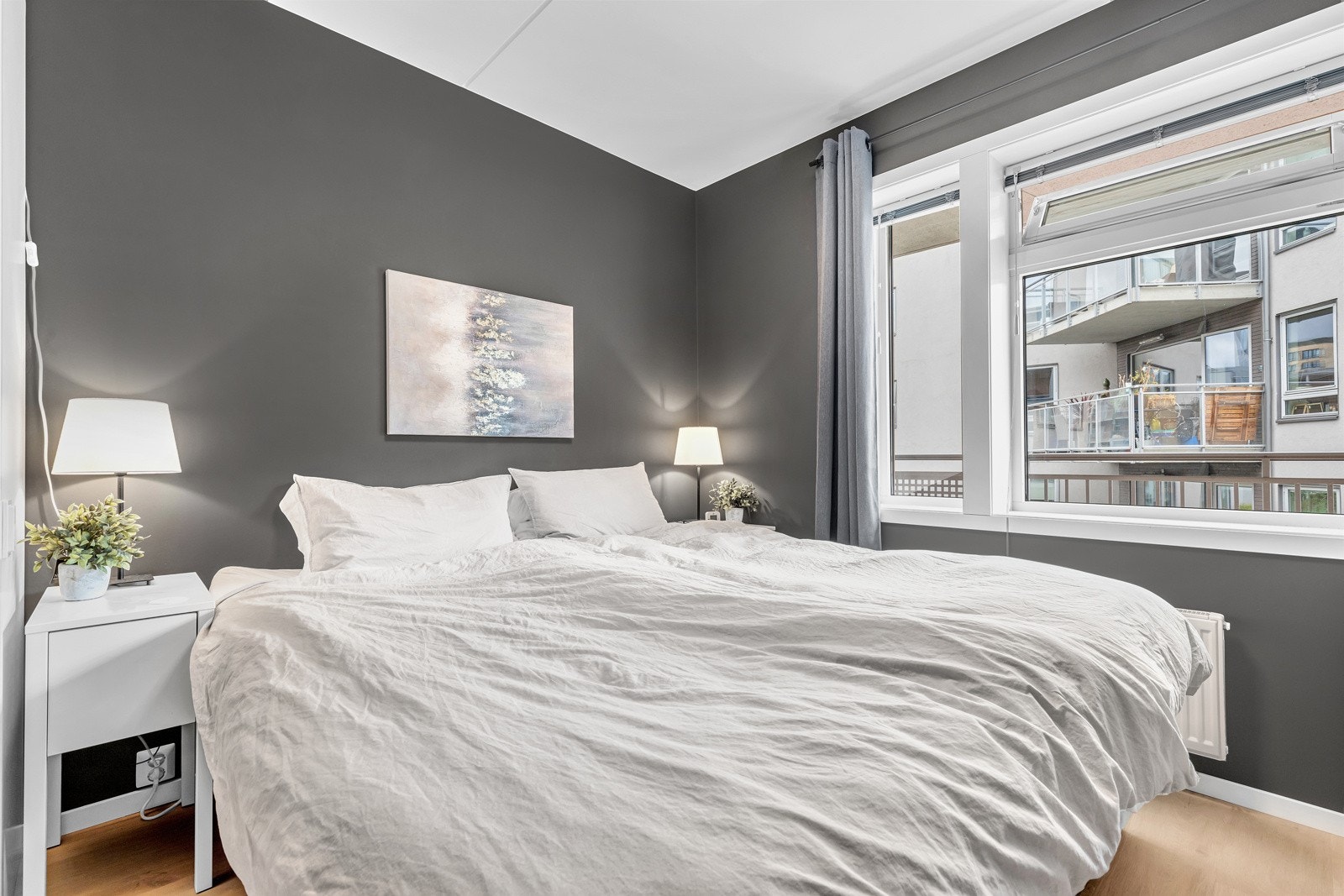 Rommet er malt i en nydelig gråfarge og har en lekker innredning. Galleribilde