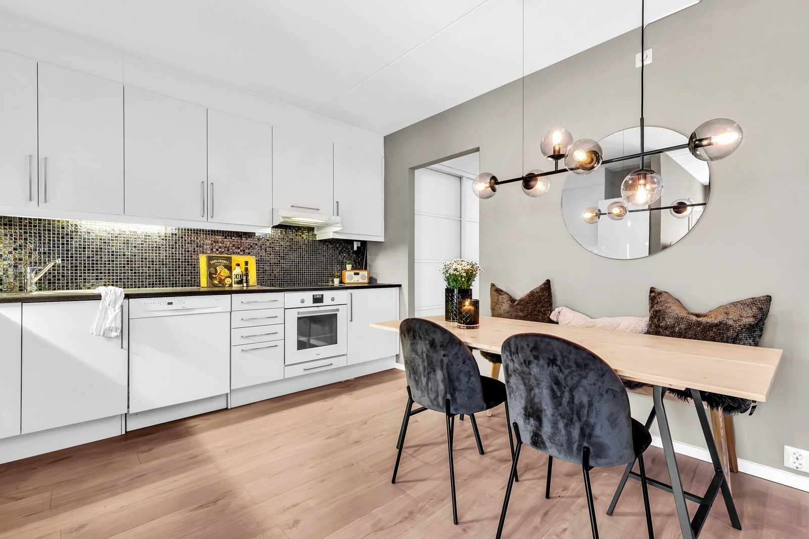 Innredningen består av integrerte hvitevarer som kjøl/frys og stekeovn. Galleribilde