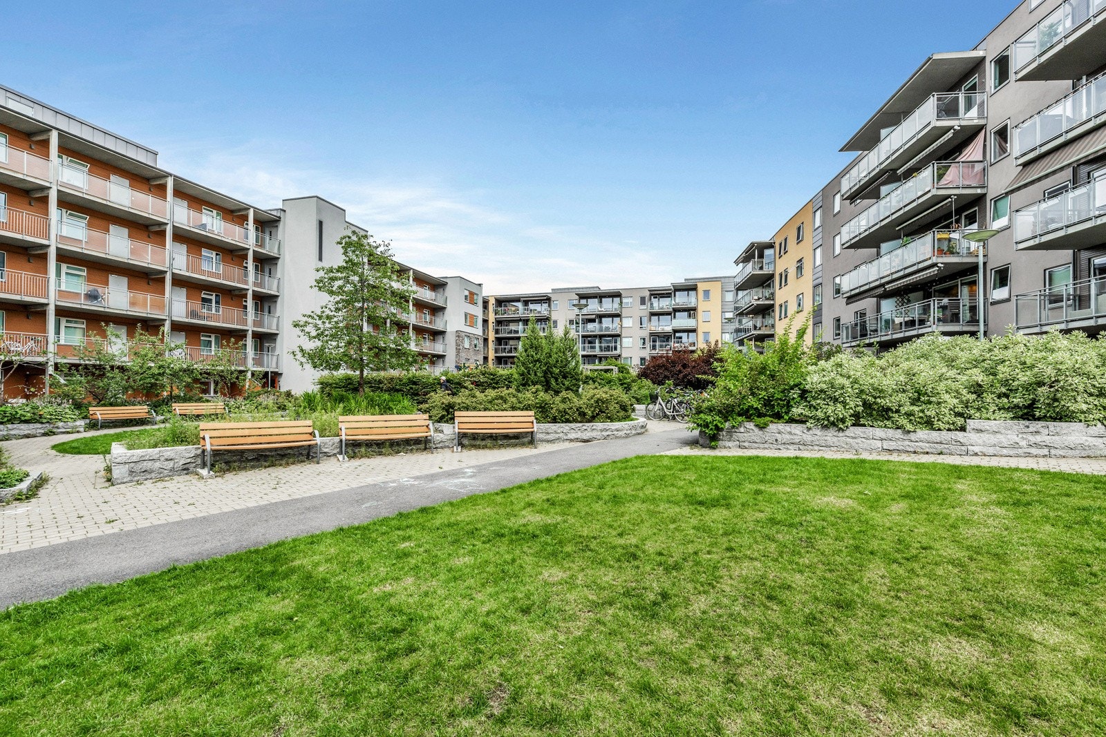 Sameiet har en flott felles bakhage. Opparbeidet med gressplen, lekestativer, sandkasse, trær og flere sittegrupper. Galleribilde