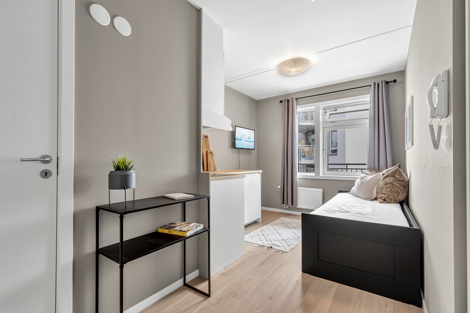 Rommet består av oppholdsrom med kjøkken/stue/soverom i ett samt et flott baderom. Galleribilde