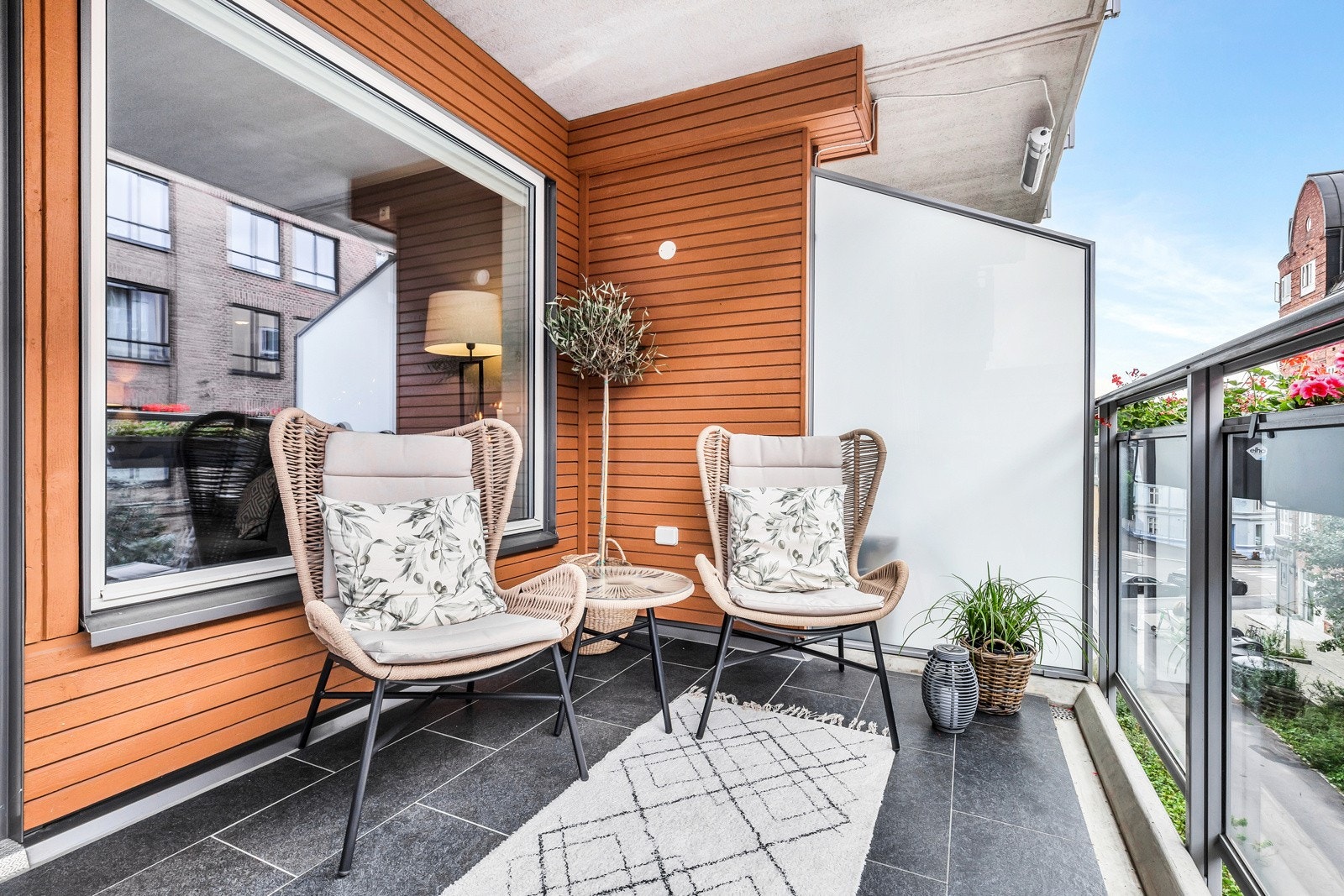 Balkongen har sol på ettermiddagen og god plass til utemøbler og grill. Galleribilde