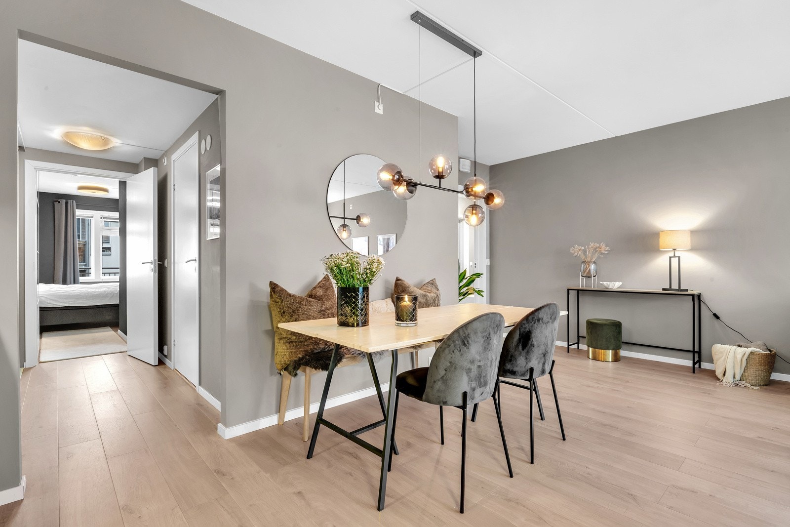 Det flotte parkettgulvet er gjennomgående for hele leiligheten. Galleribilde