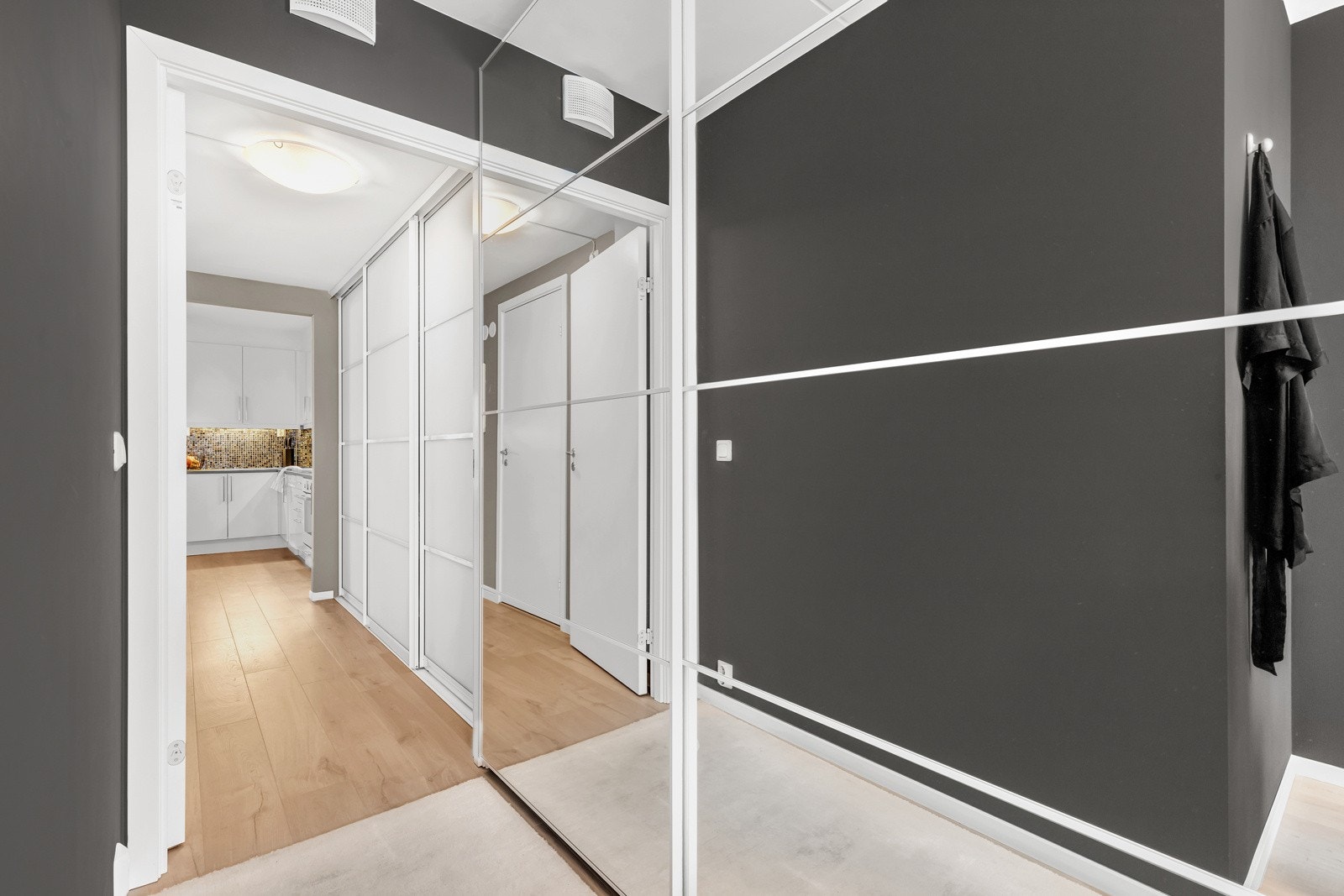 Praktisk skyvedørsgarderobe med speil følger salget. Galleribilde