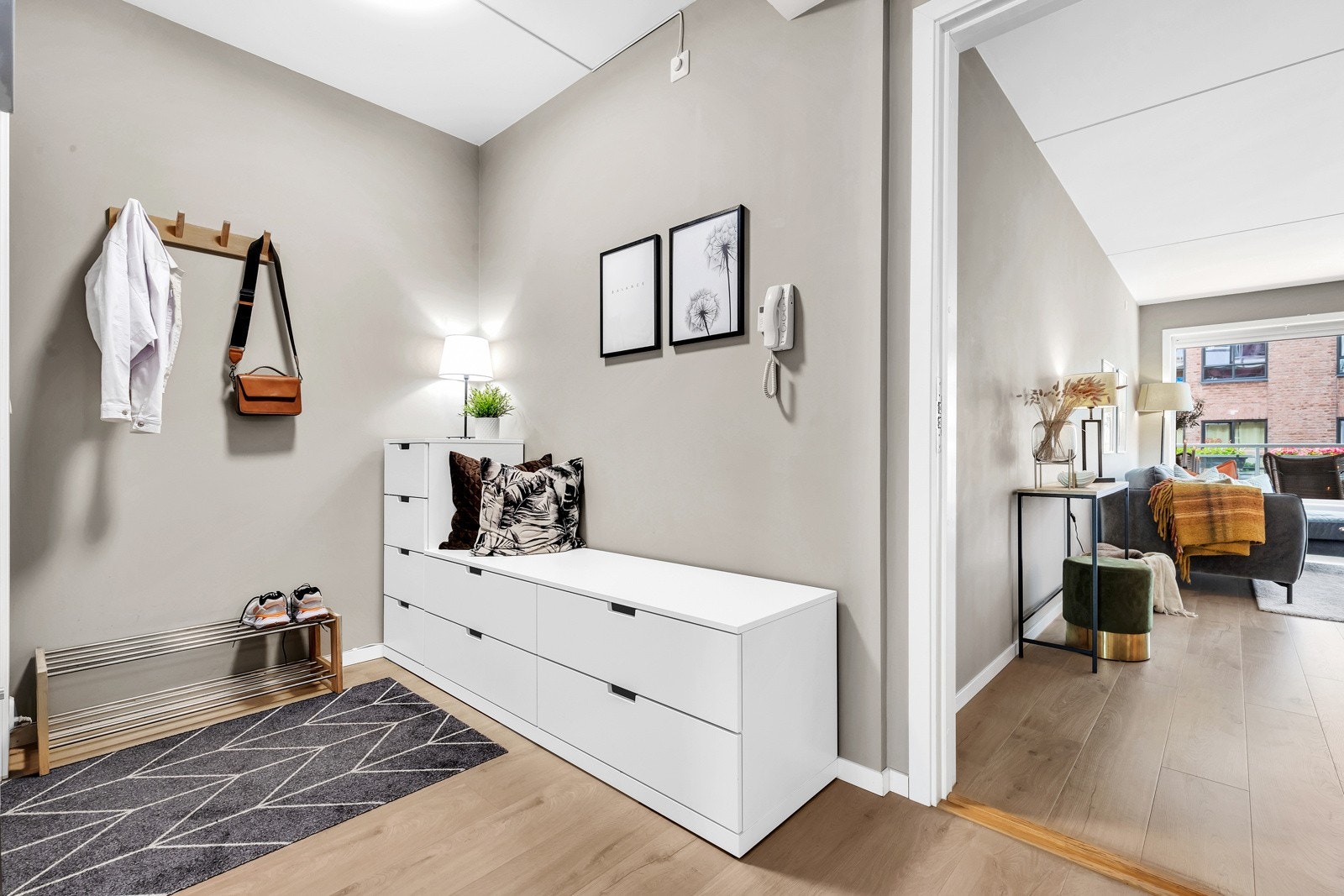 Entreén er romslig med praktisk skyvedørsgarderobe til oppbevaring av yttertøy og sko. Velkommen inn! Galleribilde