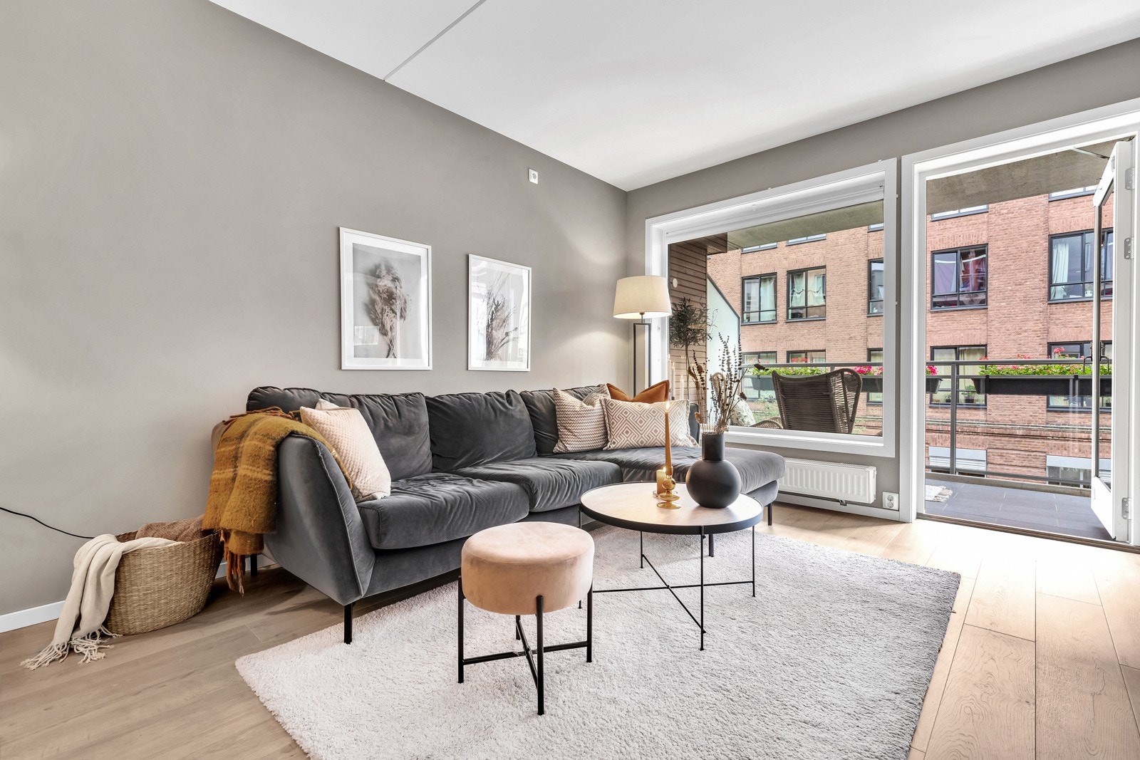 Fra stuen er det utgang til en stor balkong på ca. 8 kvm. Galleribilde