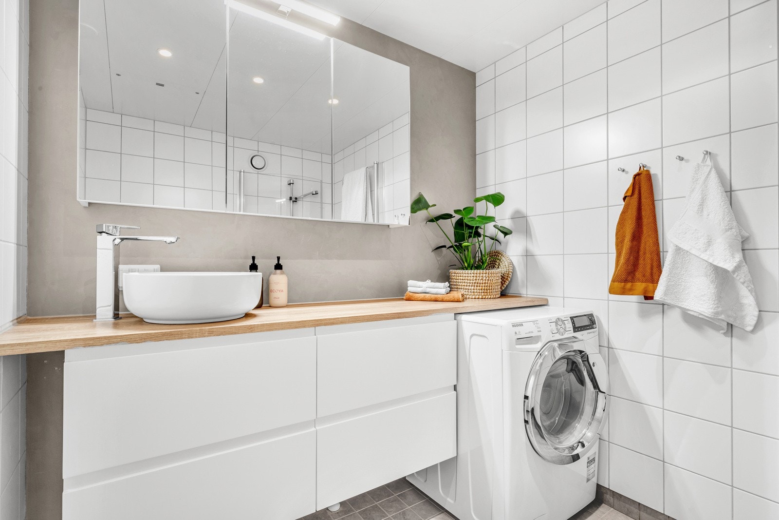 Lekkert og lyst baderom med nytt servantskap fra 2021. Galleribilde