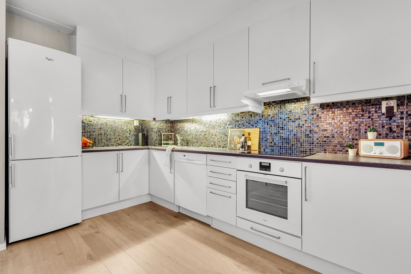 Godt med benke- og lagringsplass gjør matlagningen til en glede. Galleribilde