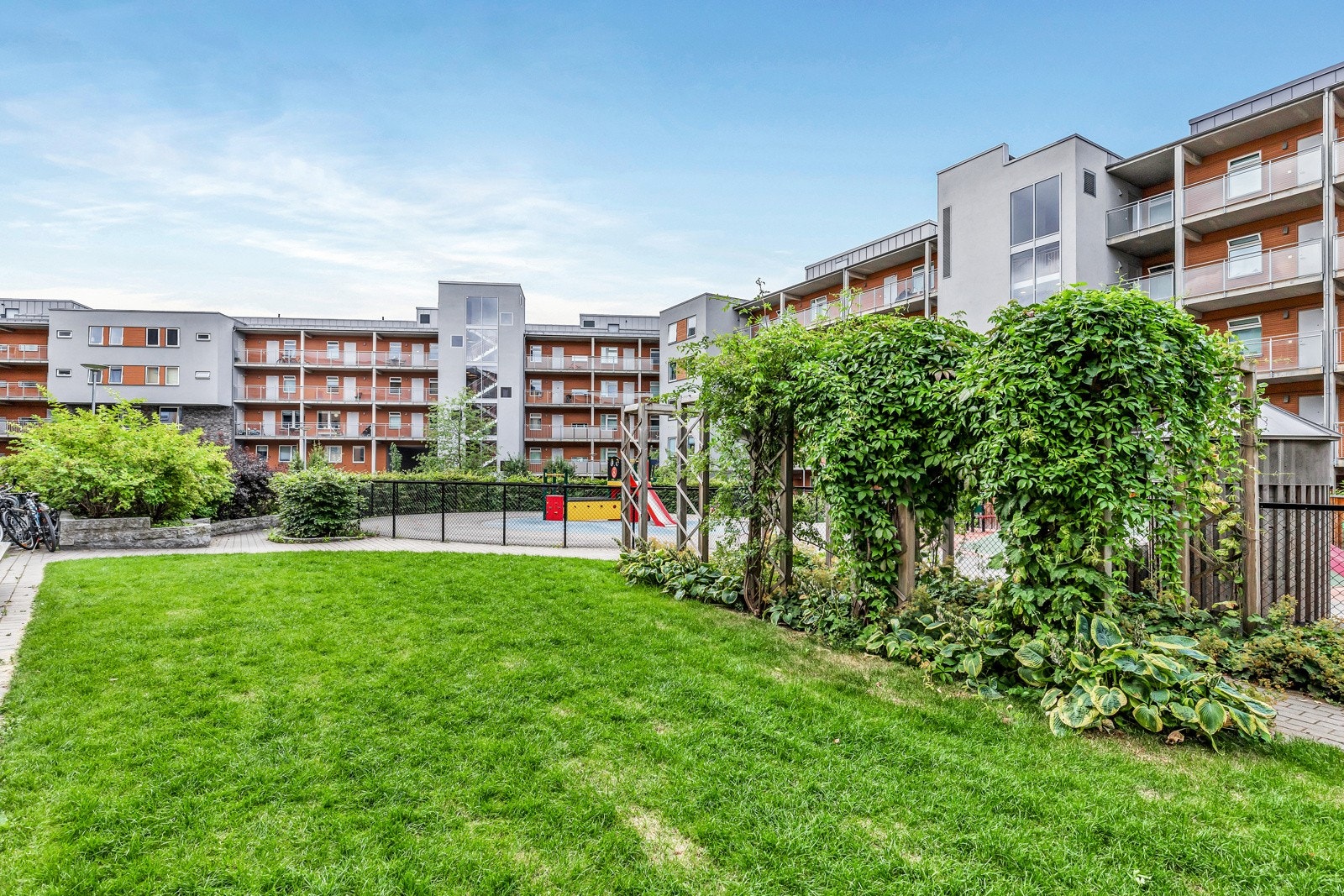 En sjarmerende grønn lunge med skjermet beliggenhet i bakgården. Her kan barna løpe fritt. Galleribilde