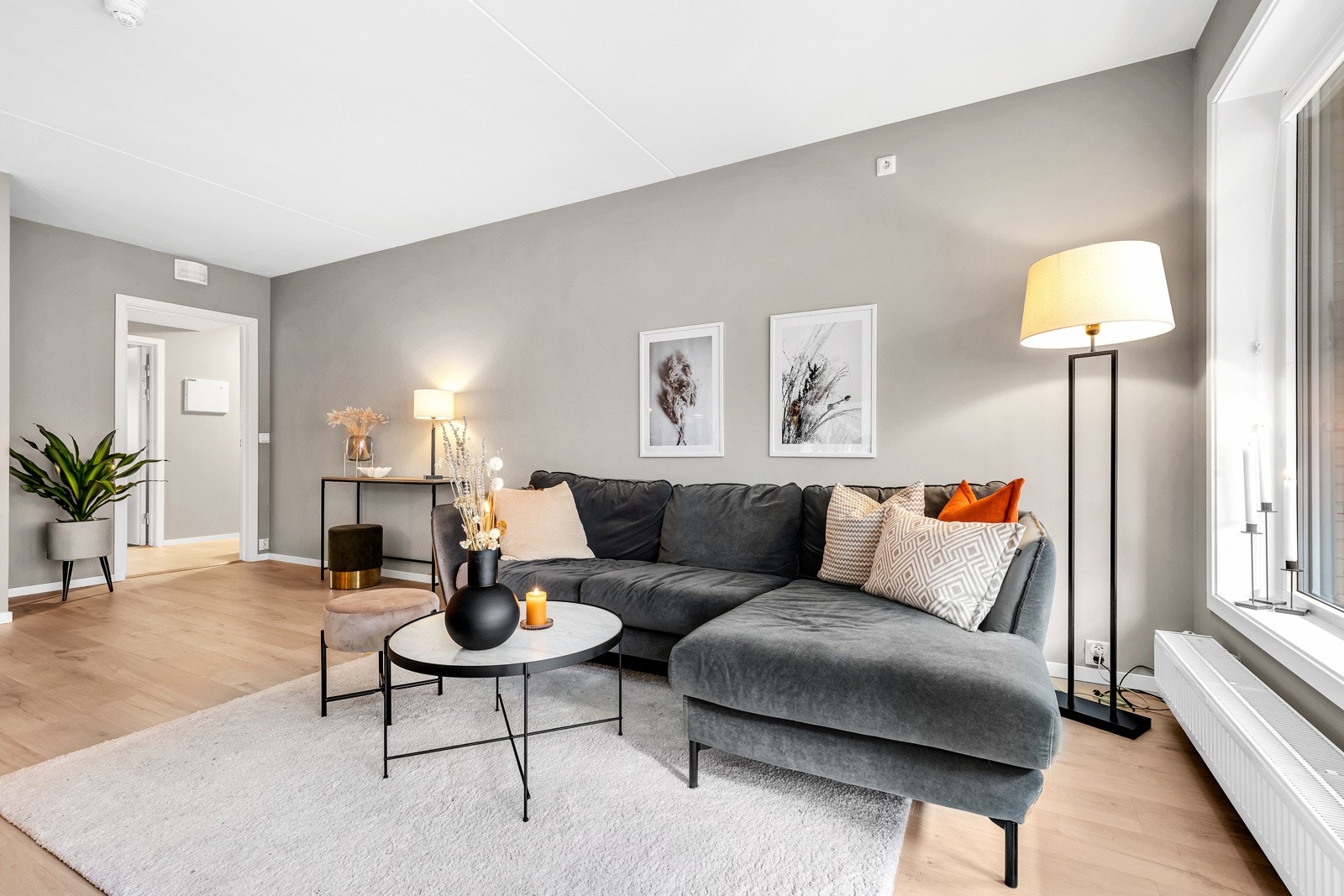 Store vindusflater gir rommet rikelig med naturlig lys og en herlig atmosfære. Galleribilde