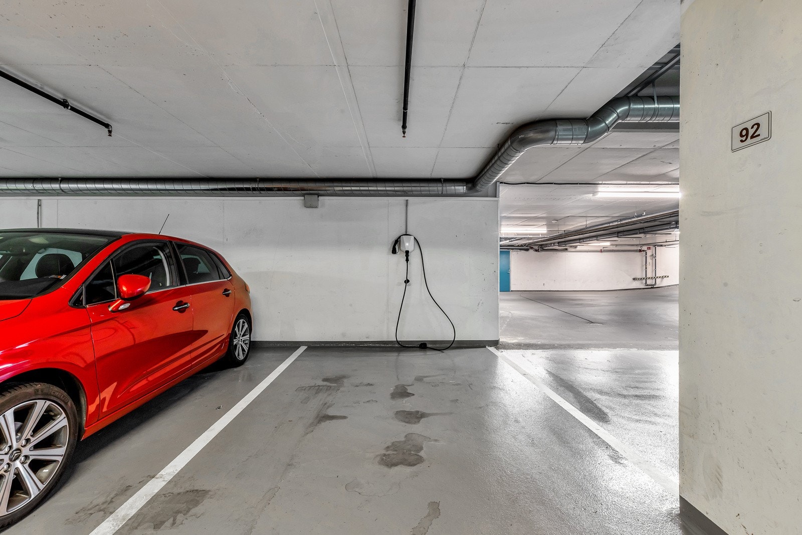 Parkertingsplassen har EL-bil lader. Galleribilde