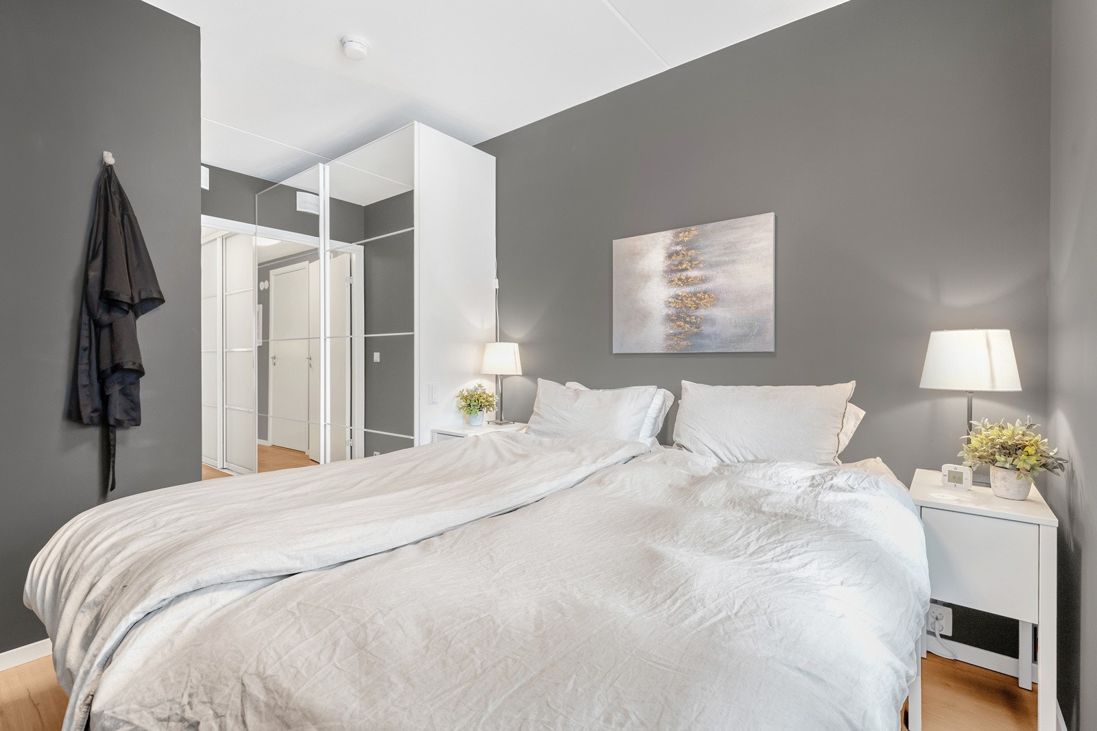 Hovedsoverommet har god plass til dobbeltseng og nattbord. Galleribilde