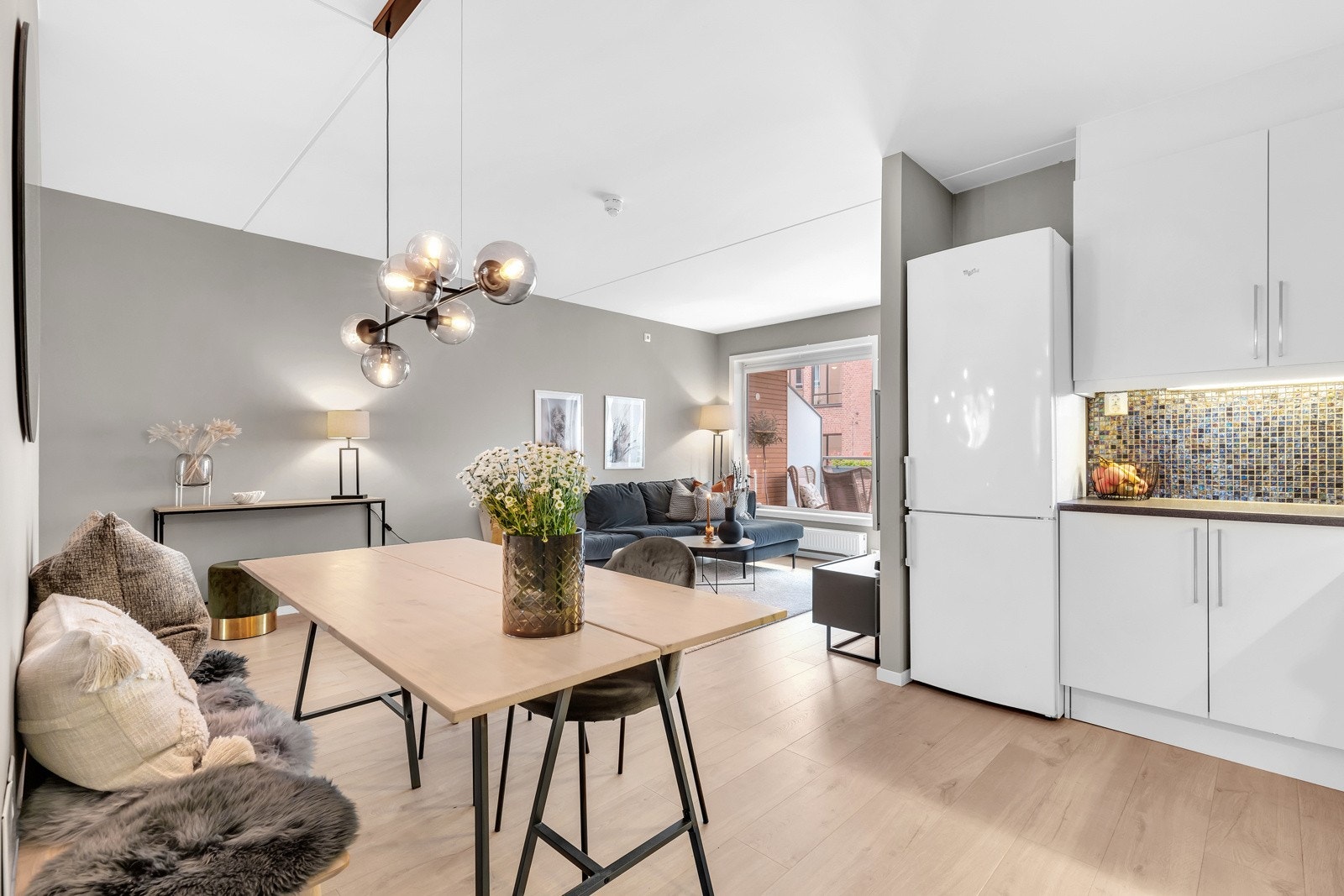 Kjøkkenet ligger i en praktisk åpen løsning til stuen og har plass til stort spisebord. Galleribilde