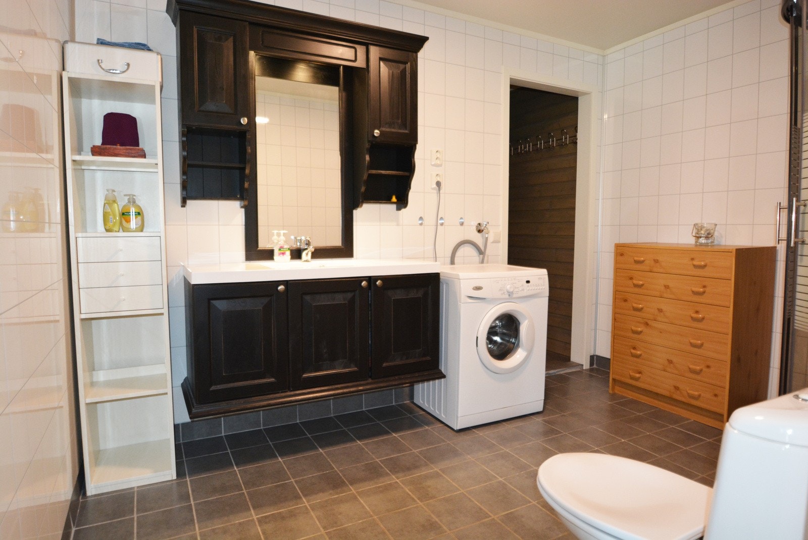 Bad 2 med inngang til tørkerom/bod Galleribilde