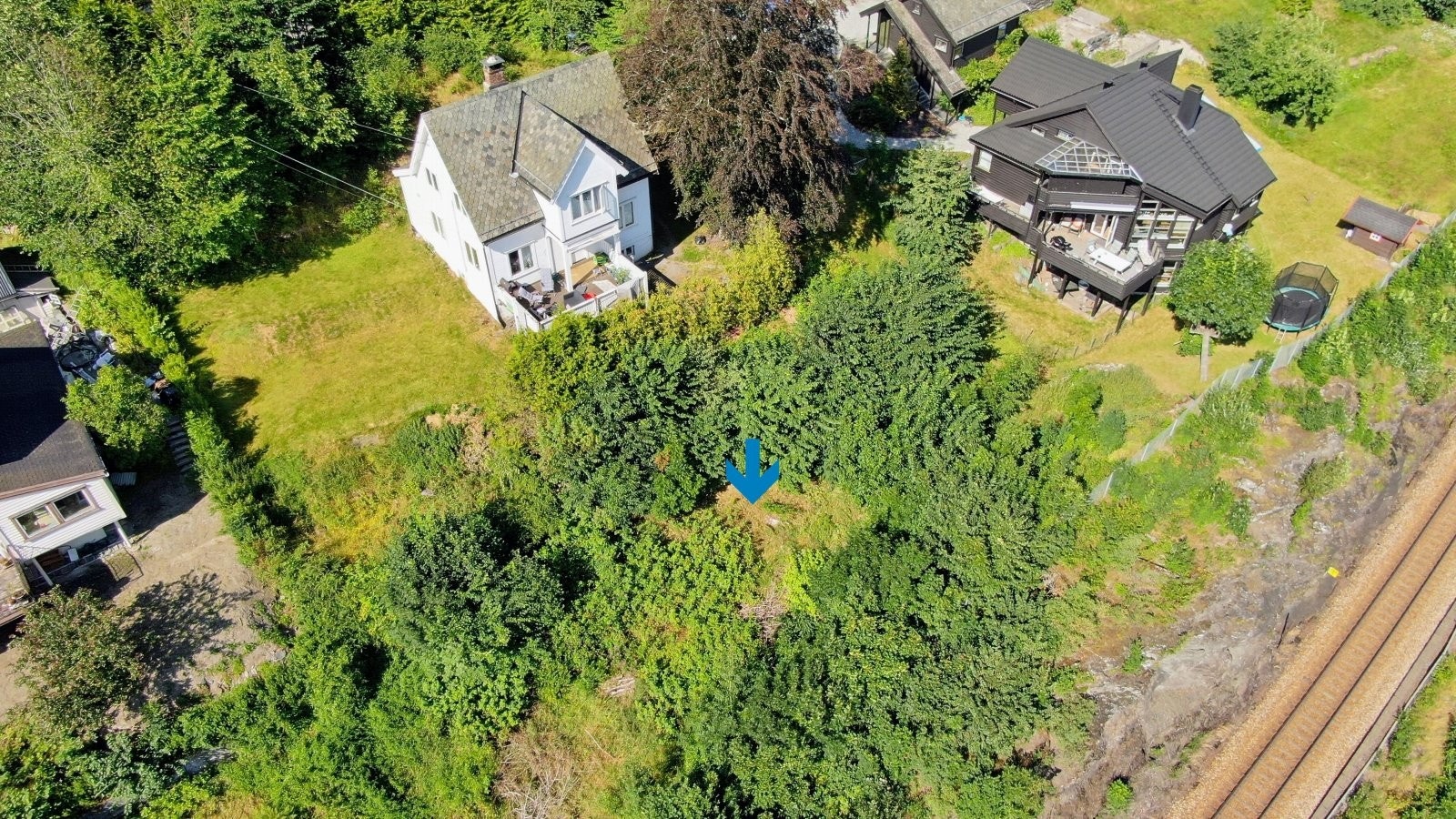 Proaktiv Eiendomsmegling - Tomten ligger nedenfor den hvite boligen og er på , se kart for nærmere beskrivelse av grenser Galleribilde