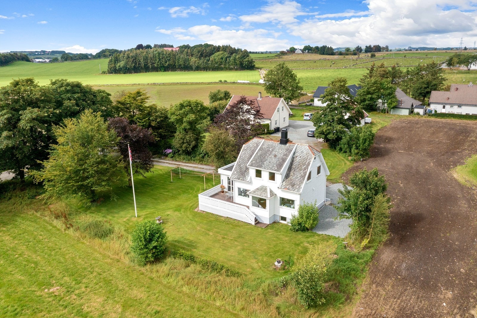 Velkommen til Postvegen 381. Eiendommen presenteres av Kristine Ree Espedal i EiendomsMegler1 Jærmegleren Galleribilde