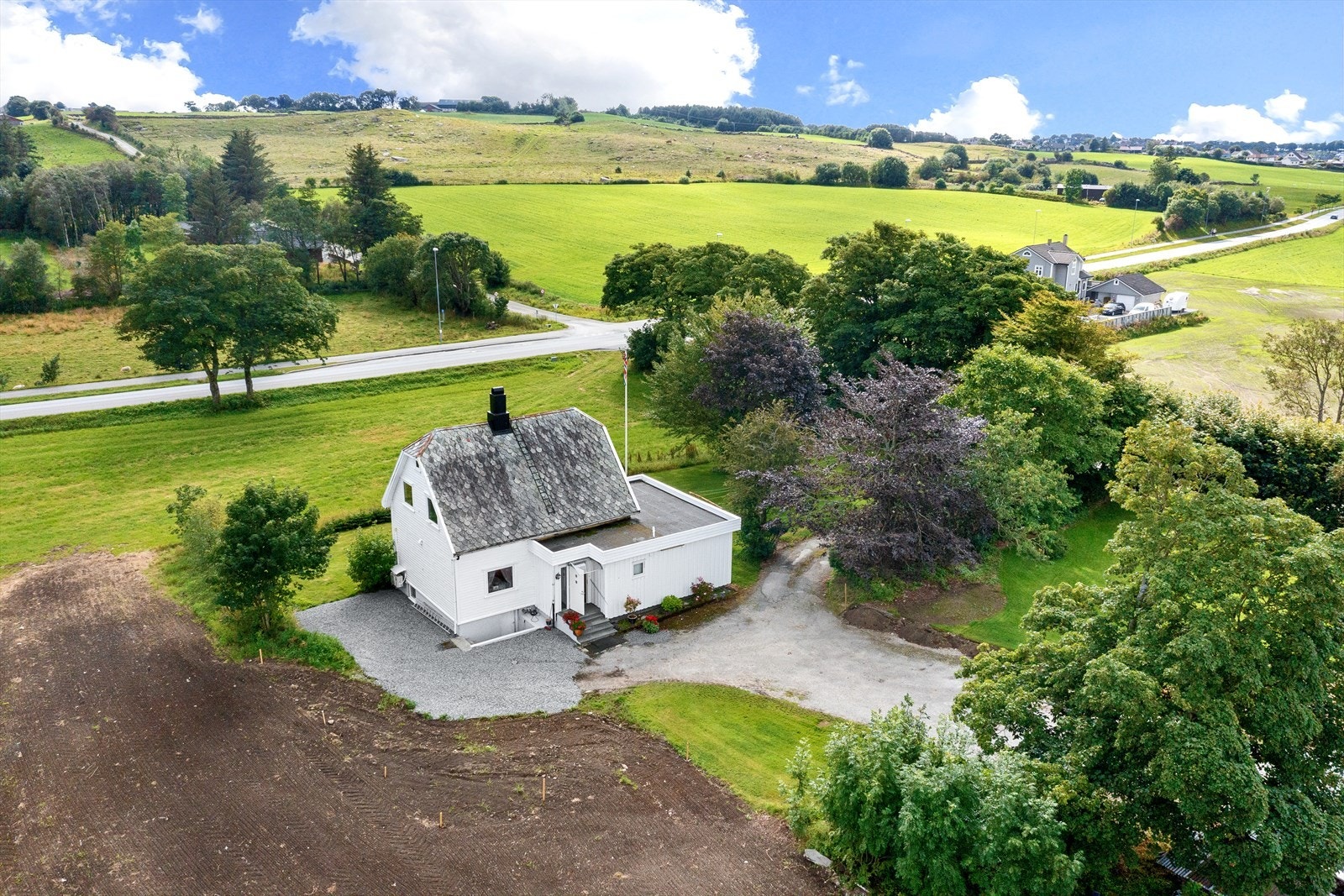 Flott opparbeidet beliggende tomt med stor plen og terrasse. Sol og utsikt Galleribilde
