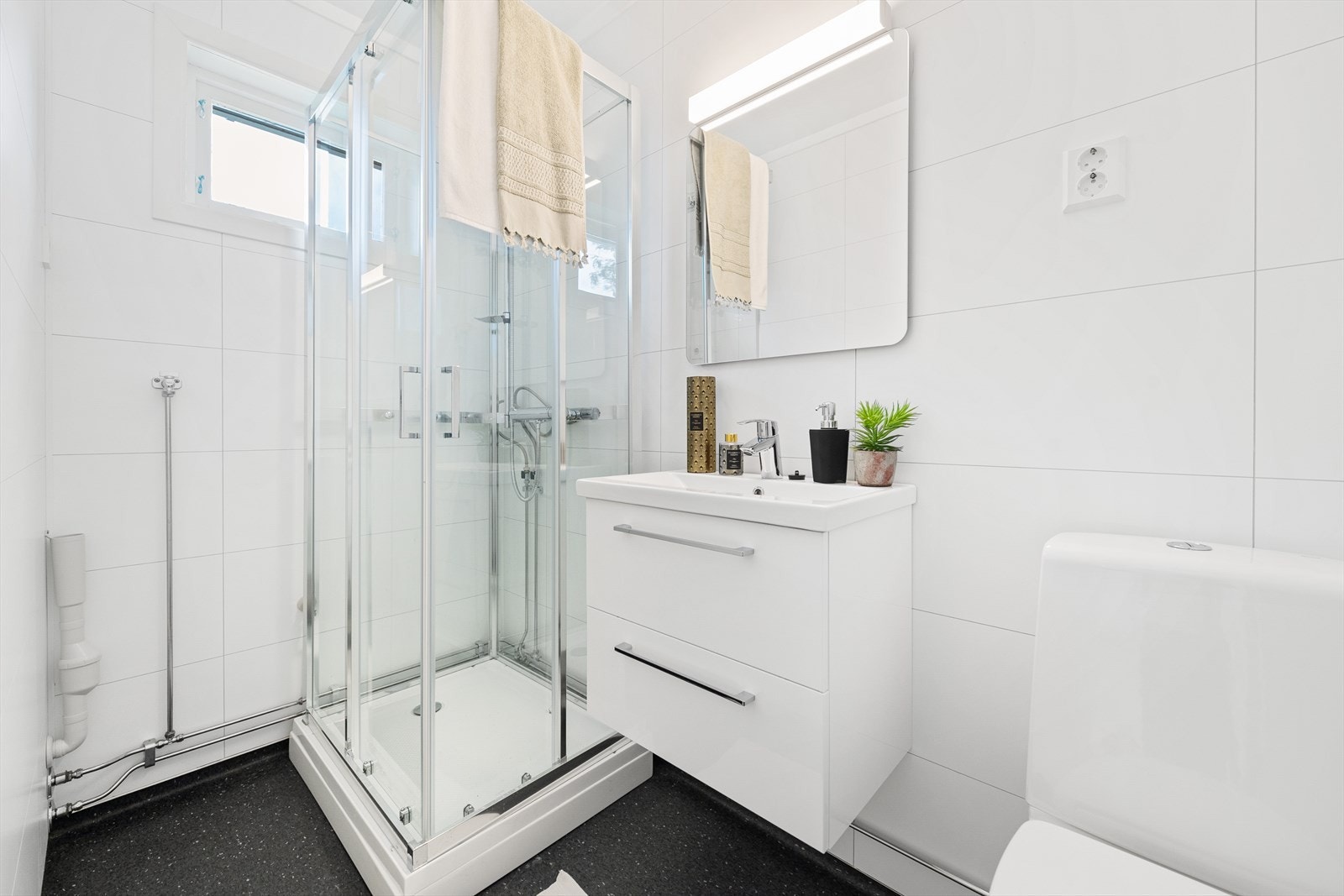 Nyoppusset baderom med pen innredning Galleribilde