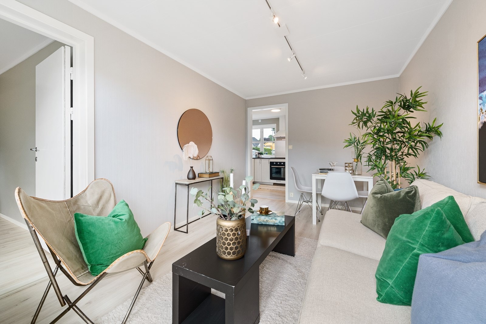 Dør til kjøkken og dør til det ene soverommet Galleribilde