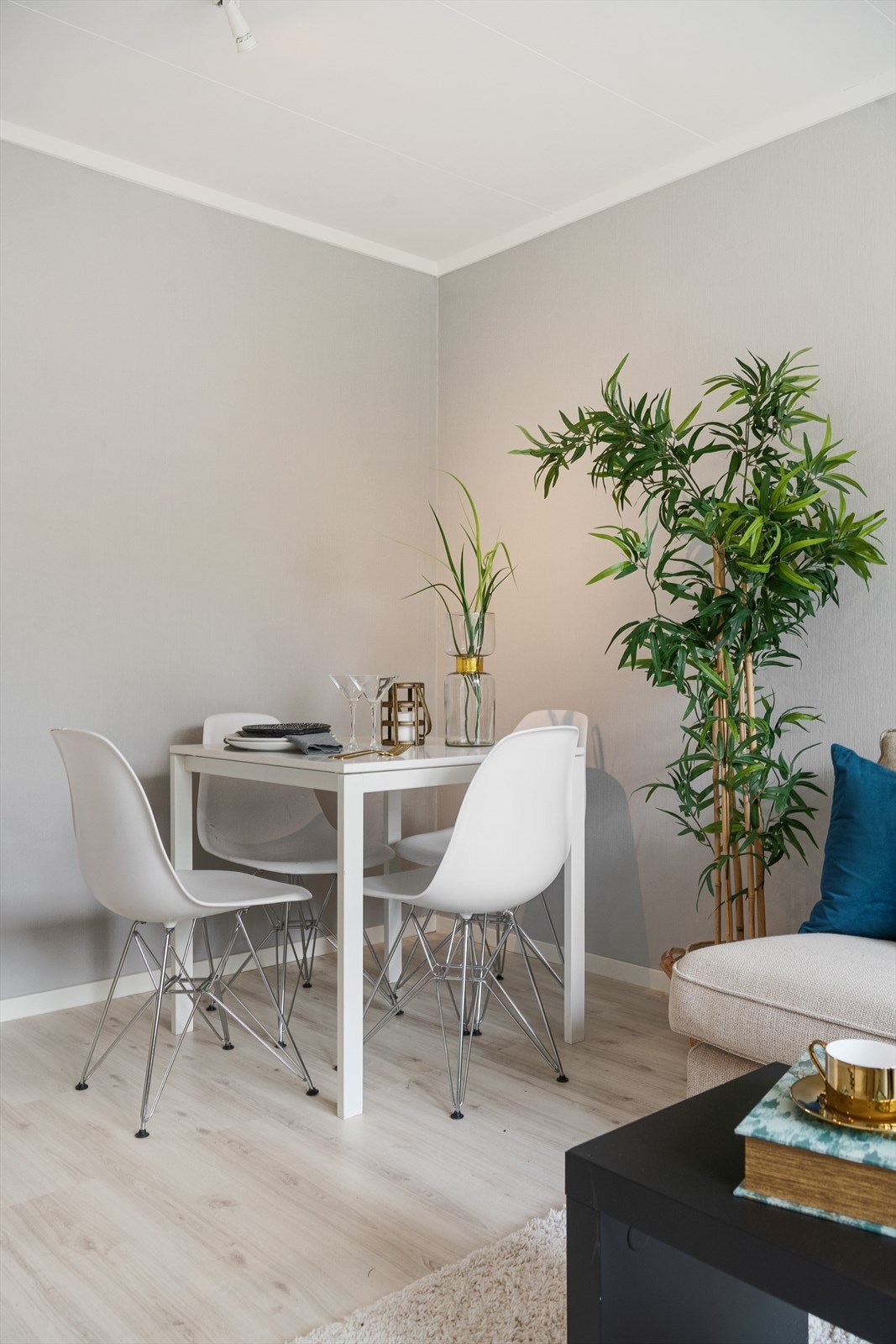 Plass til lite spisebord i stuen Galleribilde