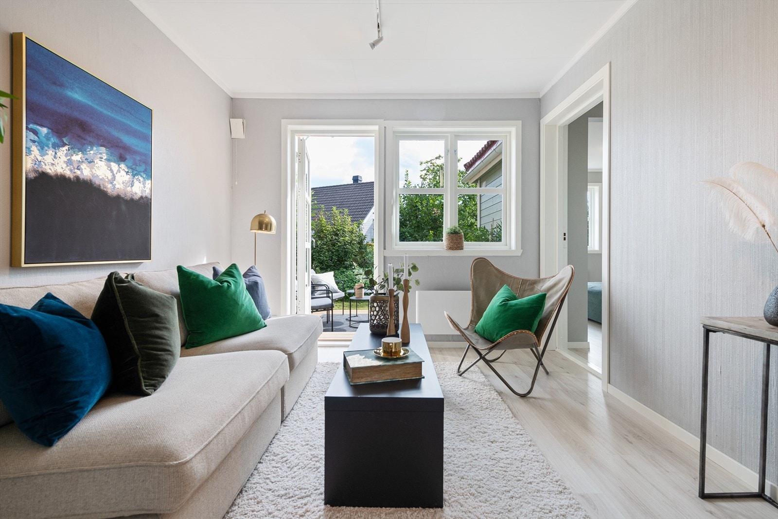 Utgang til terrasse og hageflekk Galleribilde