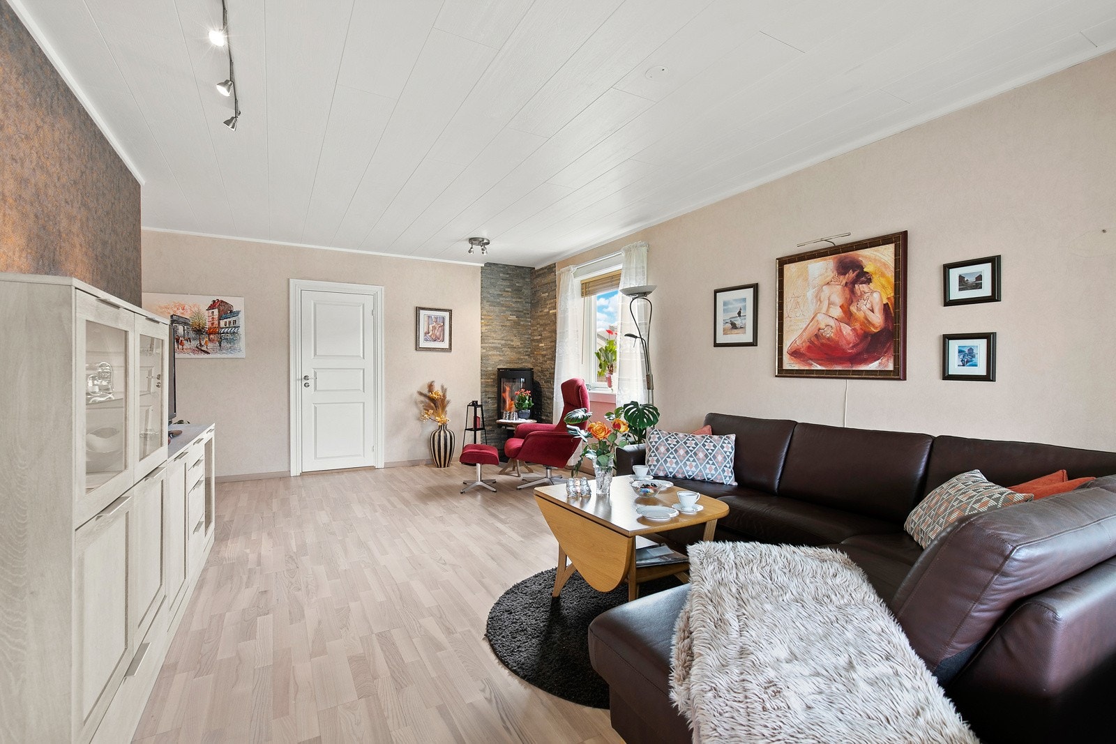 Stuen har plass til sofamøblement og tv-løsning, og det er ypperlig å ha en lenestol foran peisen. Galleribilde