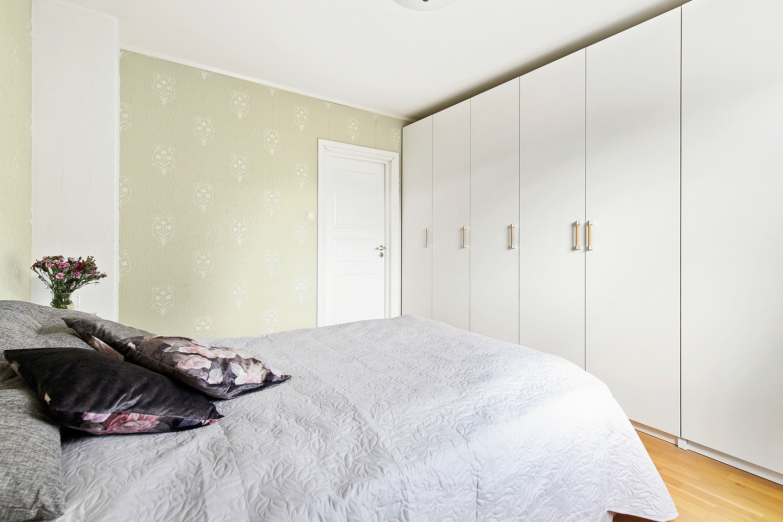 Rommene har parkett på gulvet, tapetserte vegger og garderober med hvite, slette fronter. Galleribilde