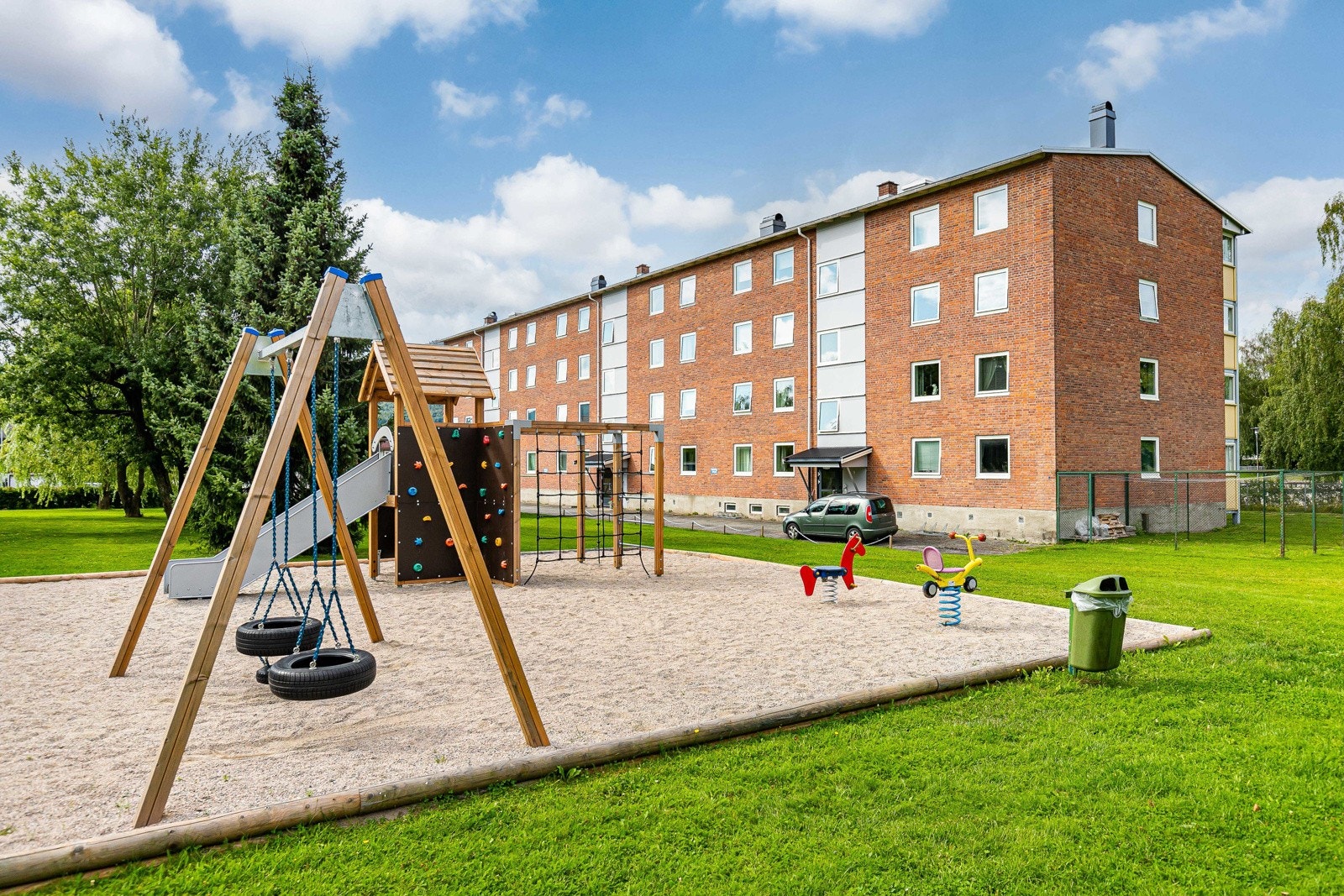 Felles lekeplass. Galleribilde