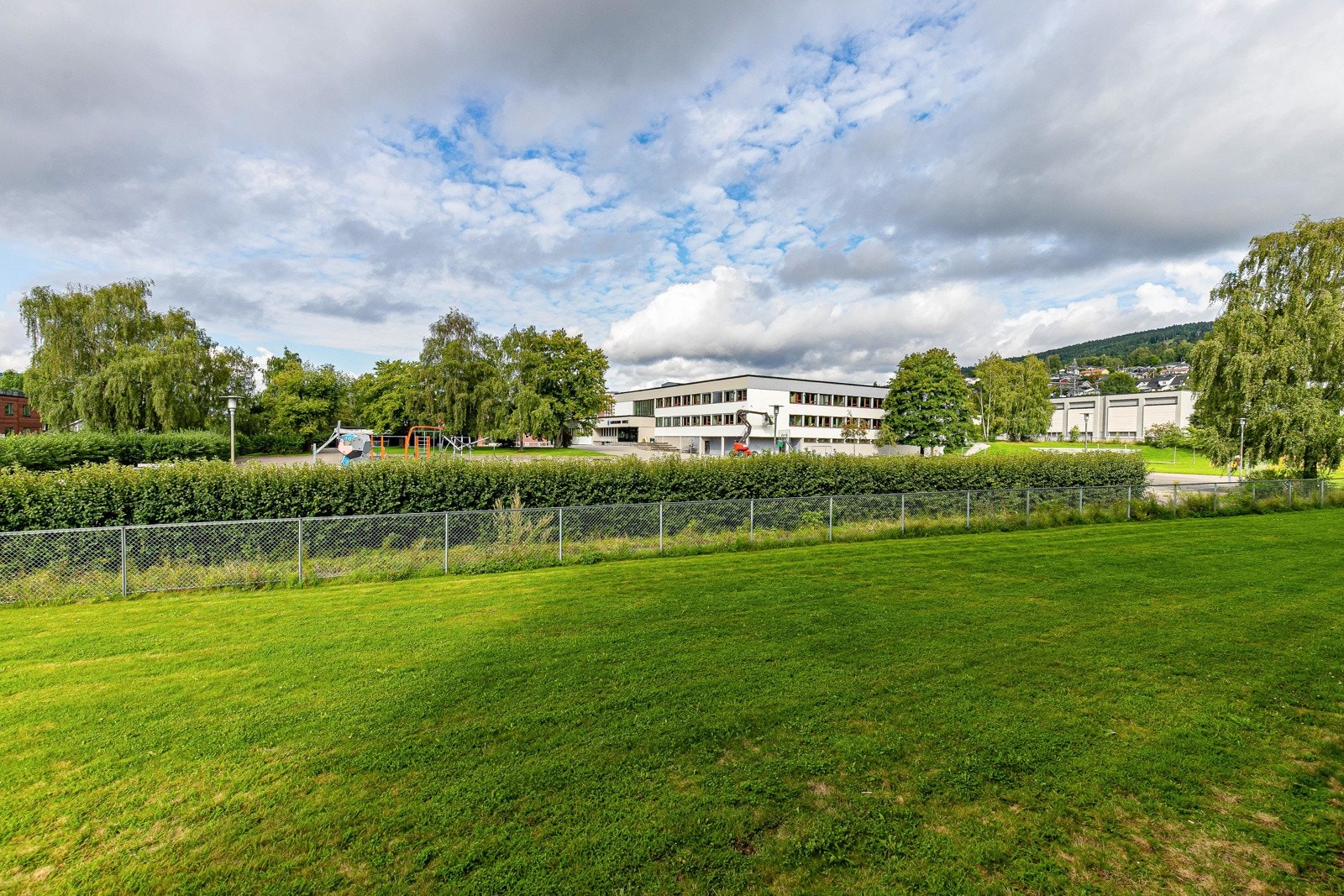 Fellesarealene er pent opparbeidet med en stor plen. Galleribilde