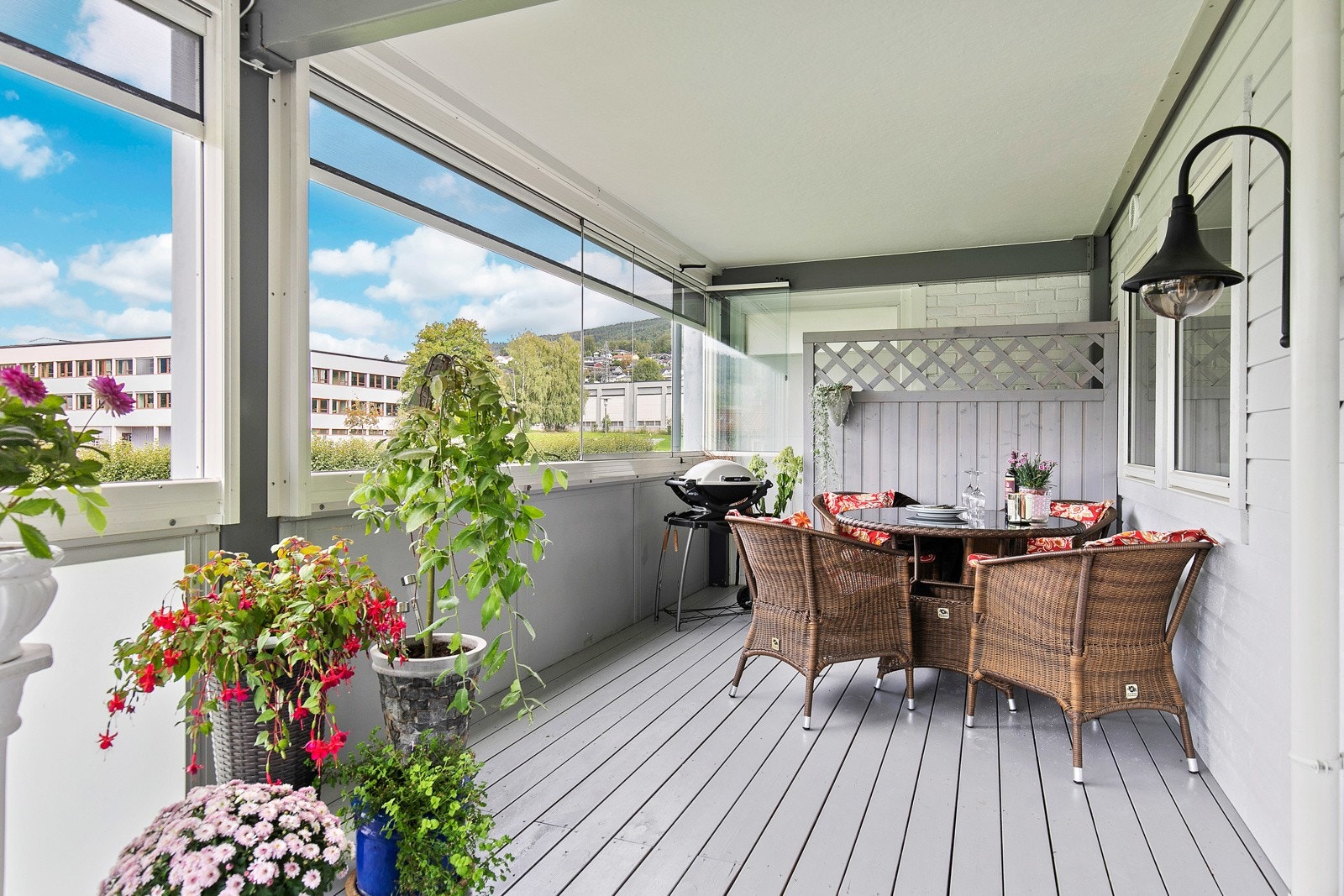 Leiligheten har utgang fra stuen til en stor, innglasset veranda på ca. 19 kvm. Galleribilde