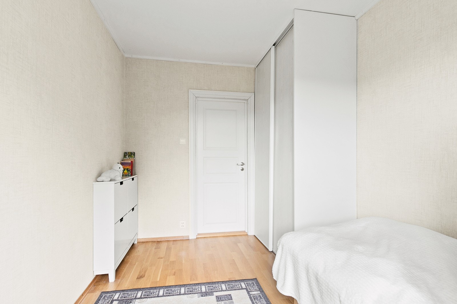 Dette soverommet har en skyvedørsgarderobe. Galleribilde