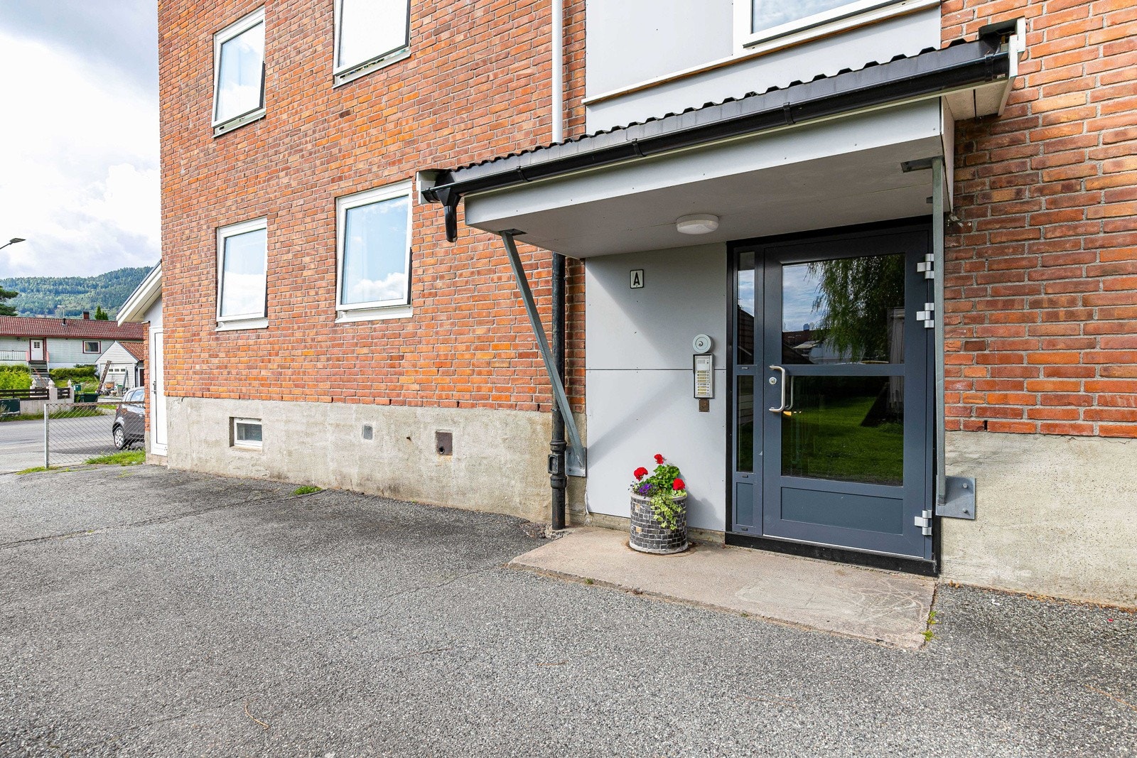Leiligheten ligger i første etasje og har inngang fra felles trappegang. Galleribilde