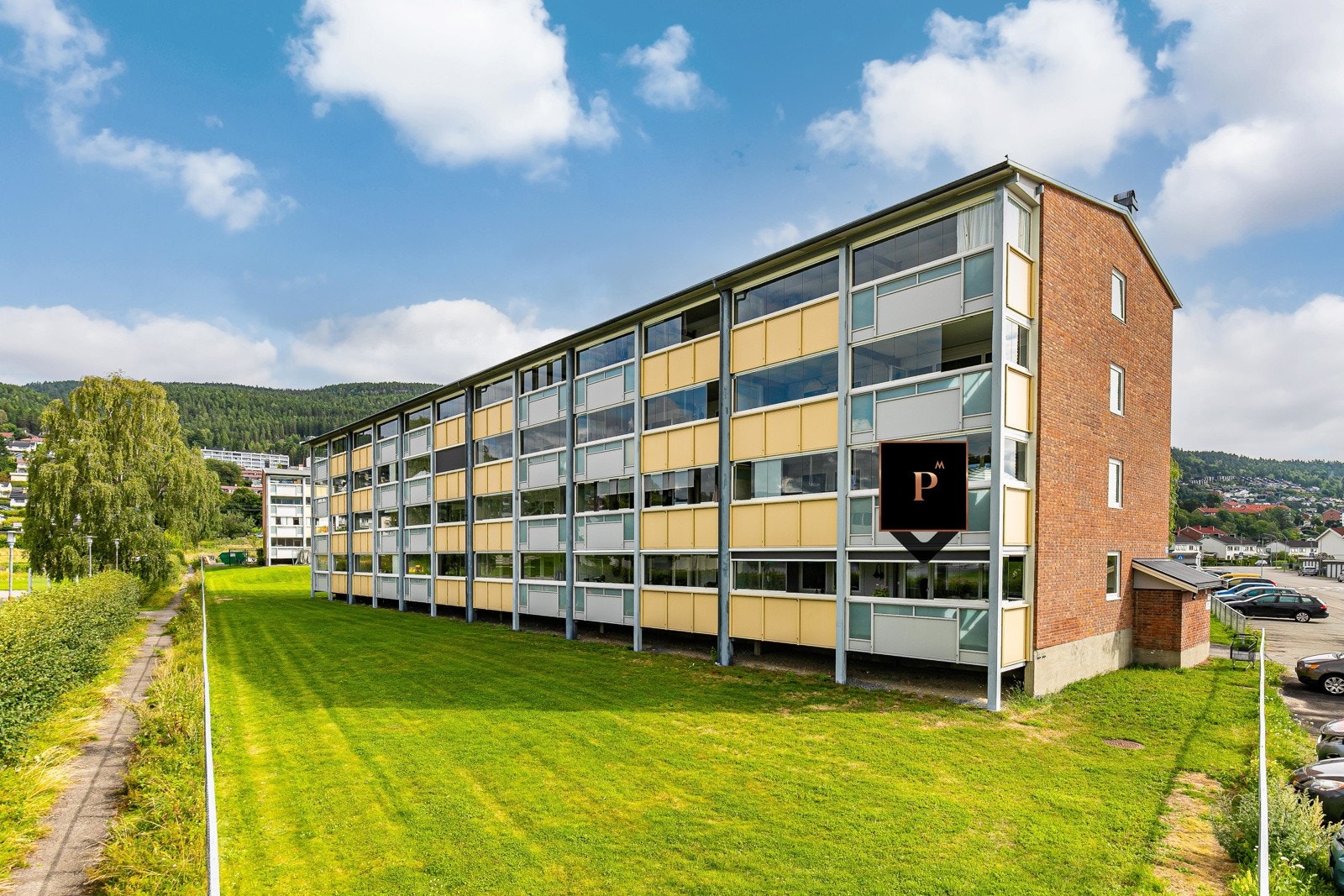 Pen 3-roms endeleilighet - Stor, innglasset veranda - Gode solforhold - Lite trapper - P-plass - Sentralt. Galleribilde