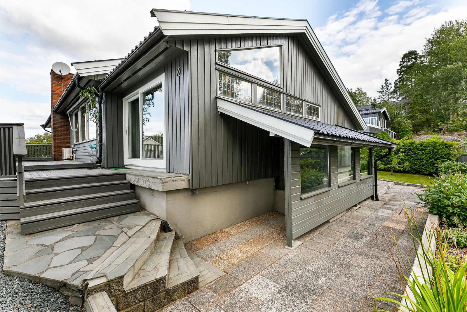 Utearealene på eiendommen har gjennomgående et påkostet og velstelt preg. Galleribilde