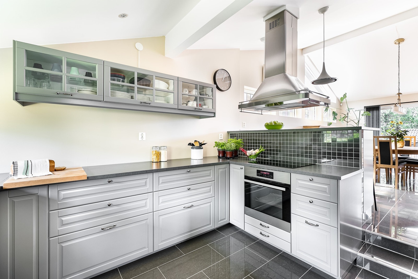 Kjøkkenets innredning samt platetopp og stekeovn er fra IKEA. Galleribilde