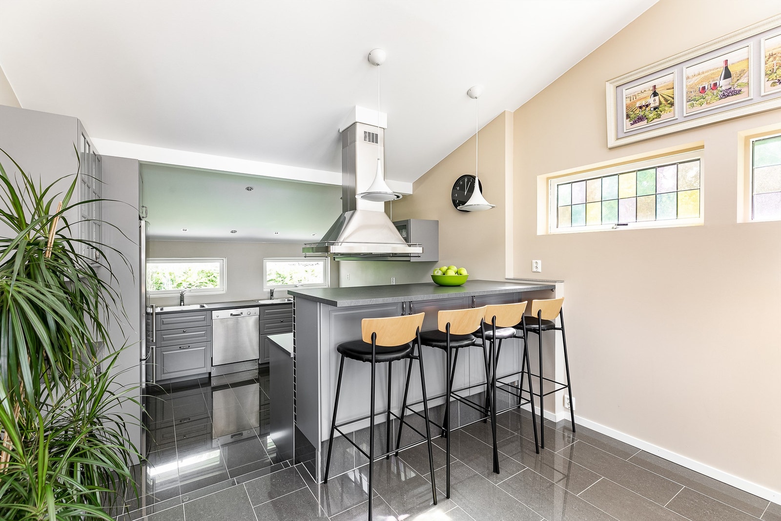 Det er lagt varme under kjøkkengulvets polerte fliser. Galleribilde