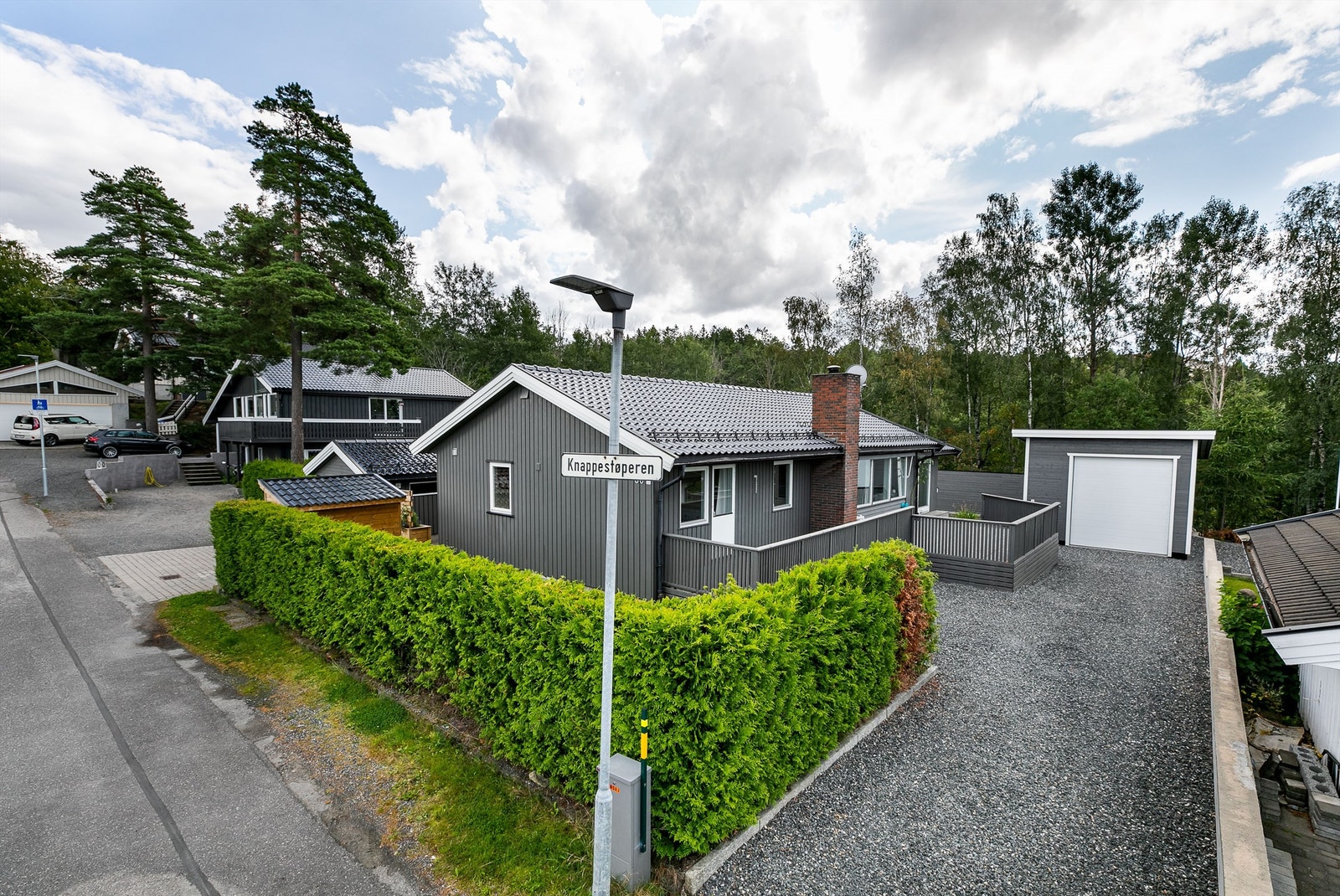 Boligen har en tilbaketrukket plassering innerst i gaten og lengst syd i nabolaget. Galleribilde