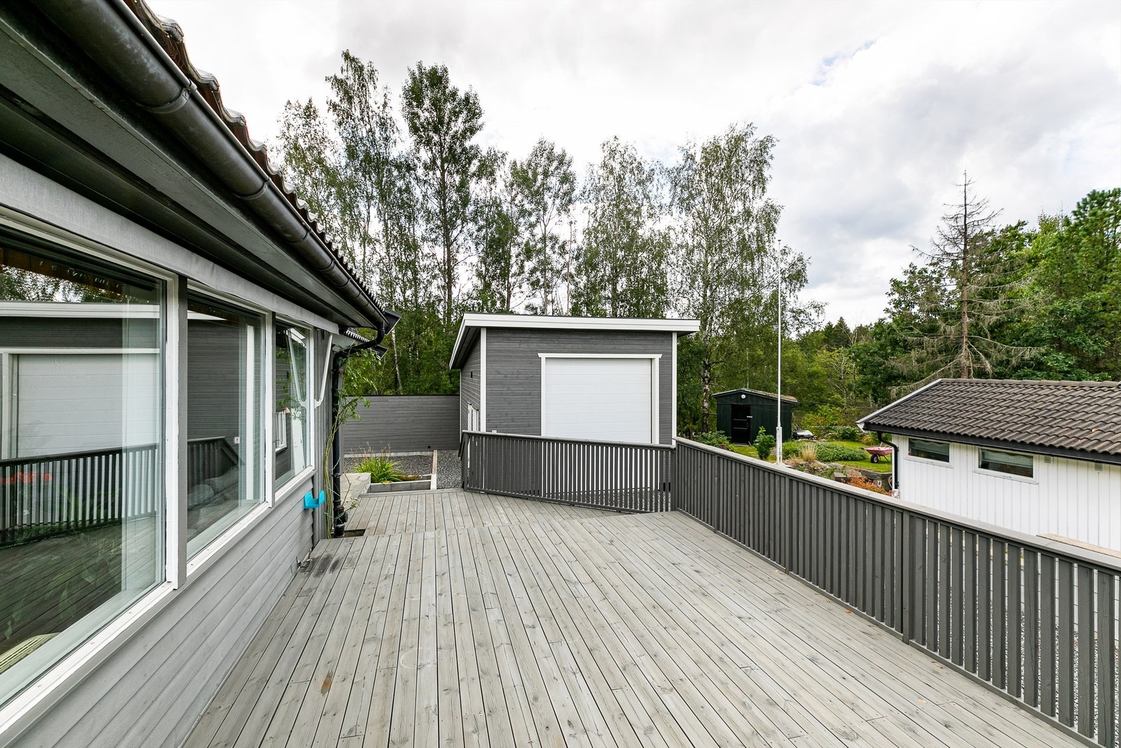 Terrassen måler ca. 46 kvm., er vestvendt og har sol store deler av dagen sommerstid. Galleribilde