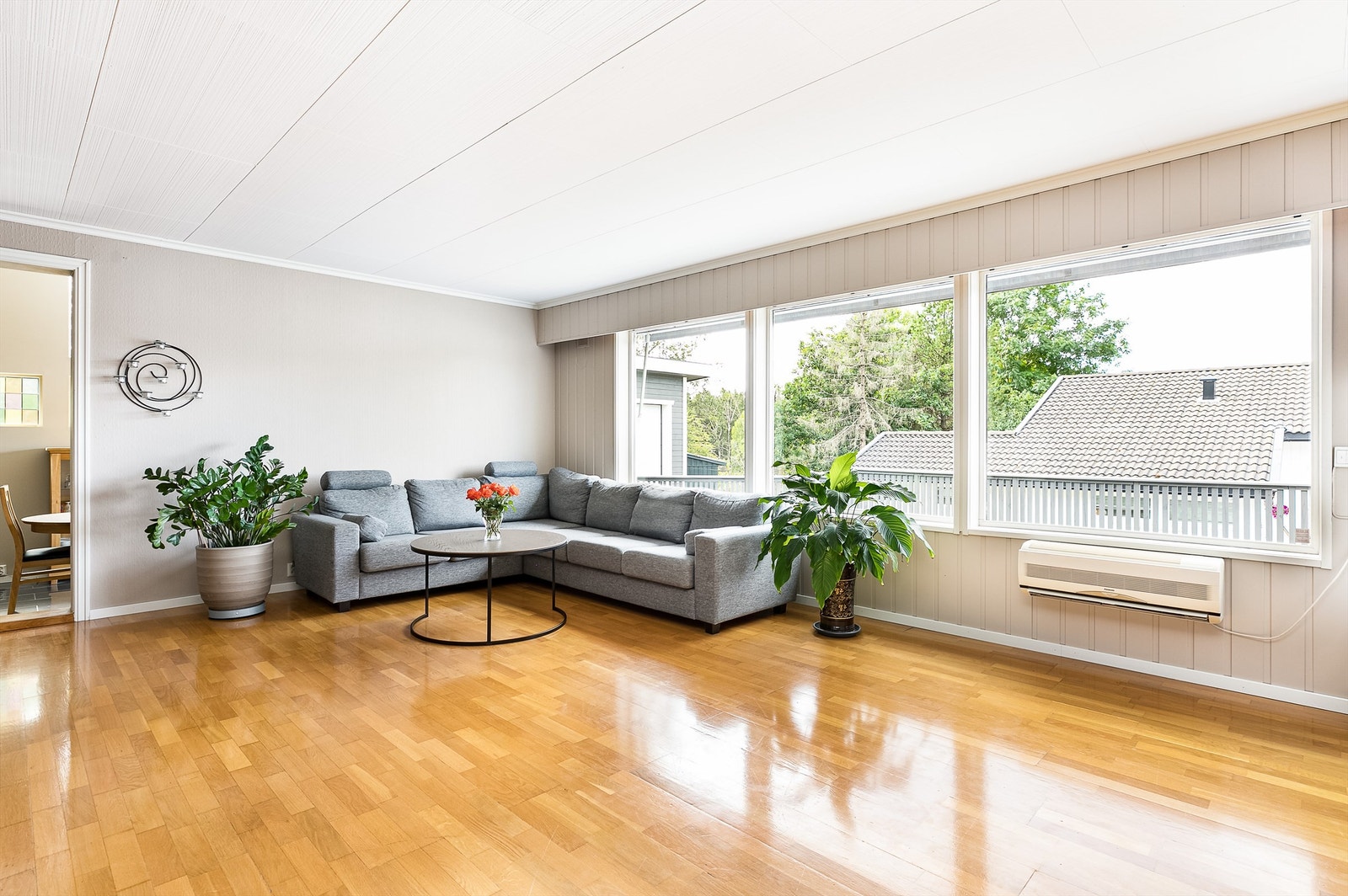 Stuen er av god størrelse som sosialt samlingsrom og utstyrt med både peis og varmepumpe. Galleribilde